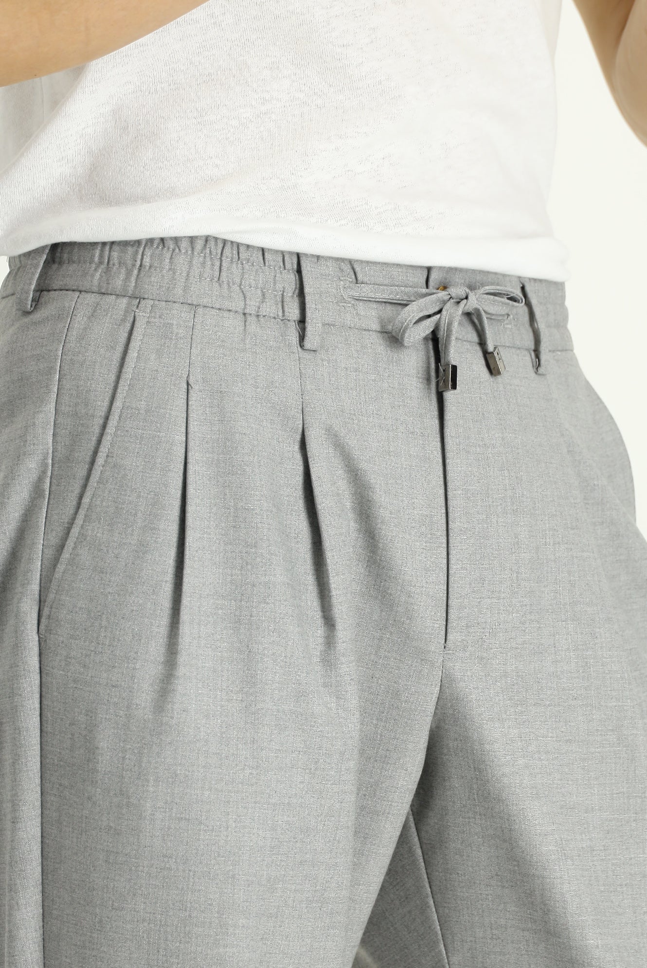 Açık Gri Regular Fit Standart Kesim Beli Lastikli İpli Likralı Pileli Pantolon - Image 3