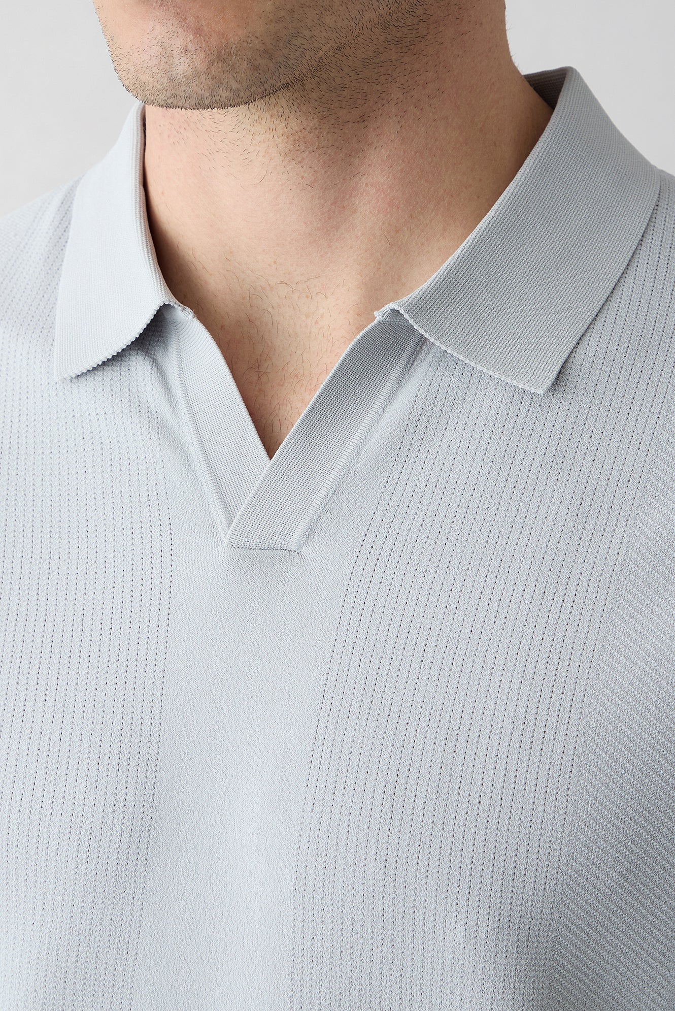 Açık Gri Düğmesiz Polo Yaka Regular Fit Desenli Örme Tişört - Image 3
