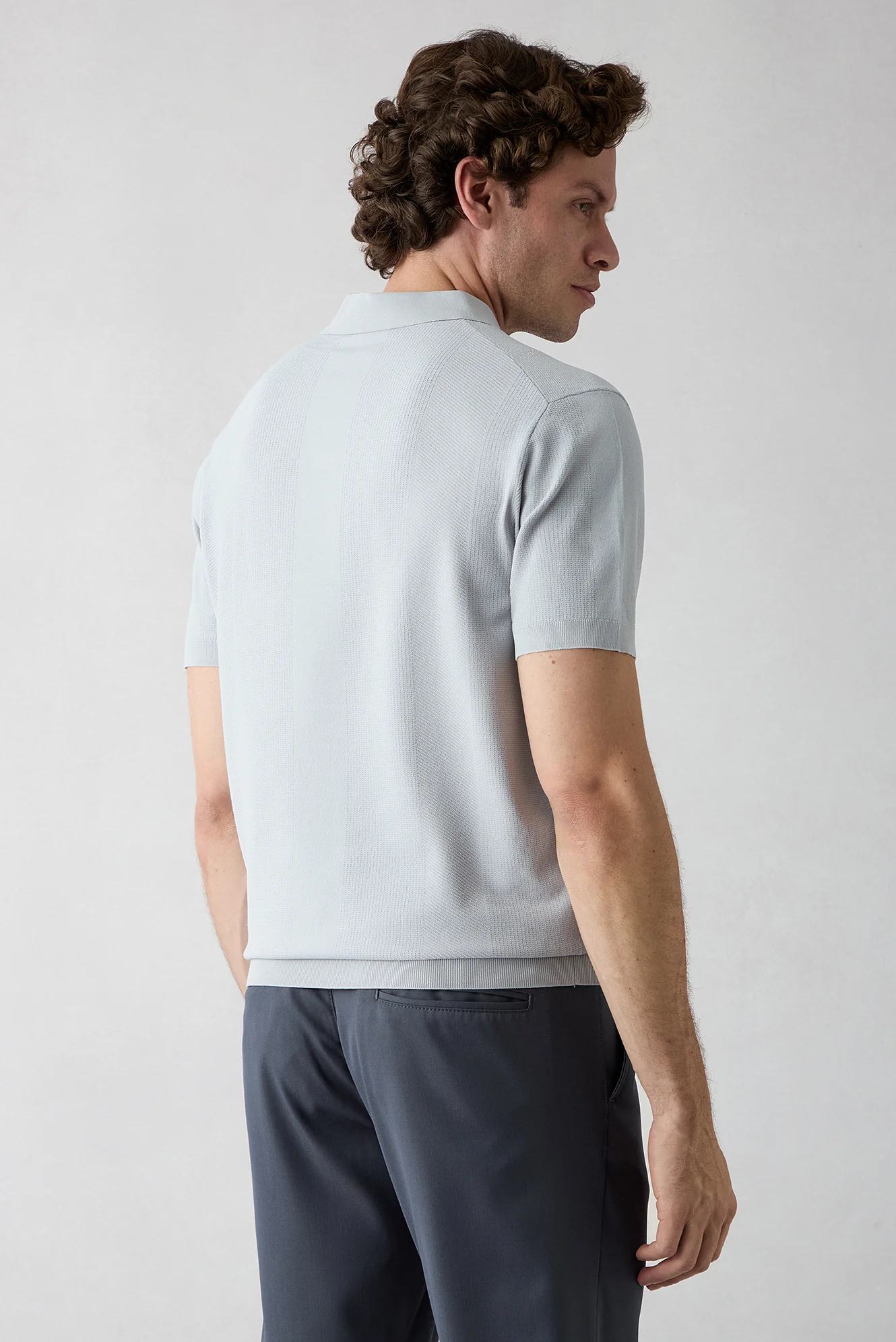 Açık Gri Düğmesiz Polo Yaka Regular Fit Desenli Örme Tişört - Image 4