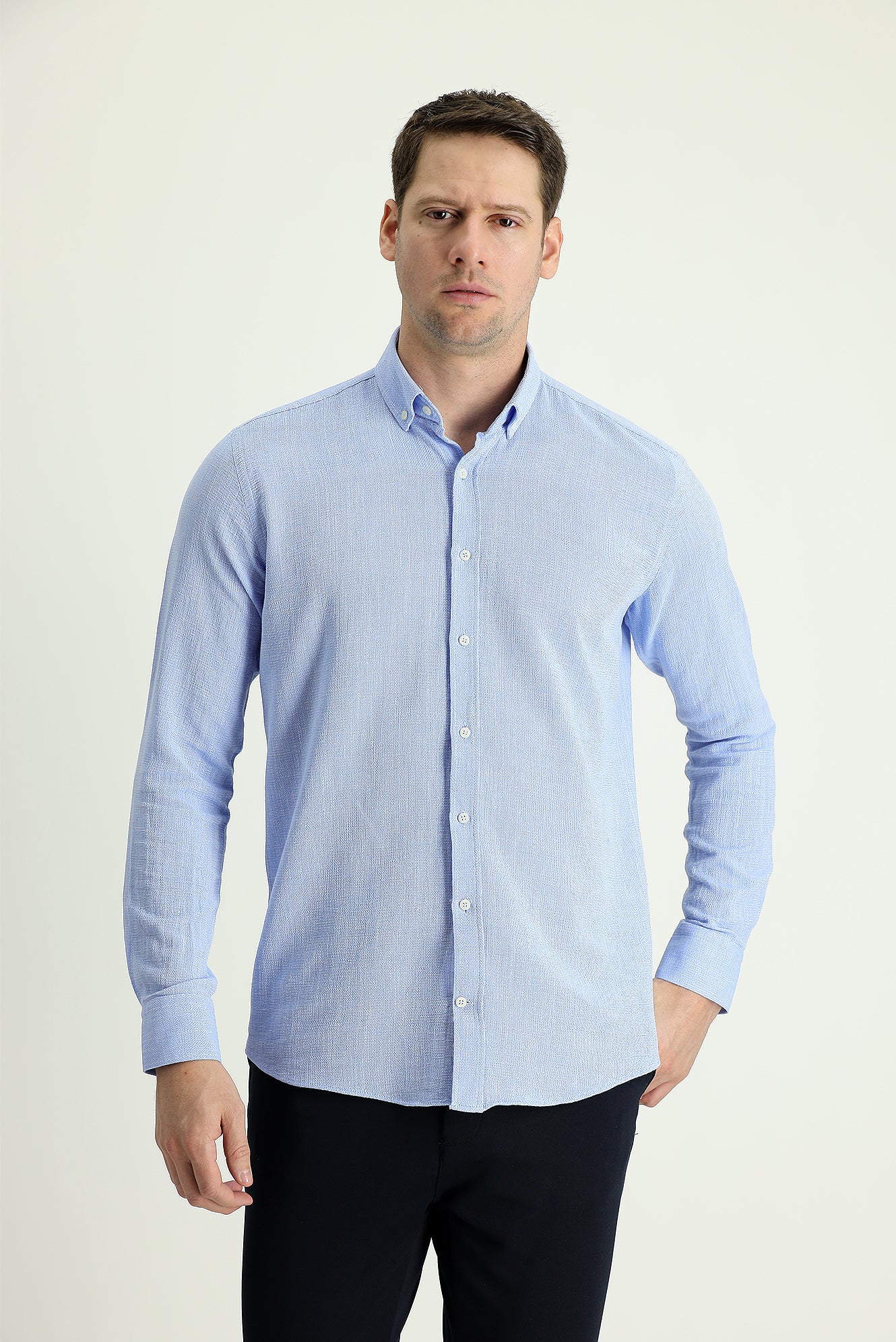 Açık Mavi Uzun Kol Slim Fit Dar Kesim Keten Görünümlü Pamuk Spor Düğmeli Yaka Gömlek - Image 2