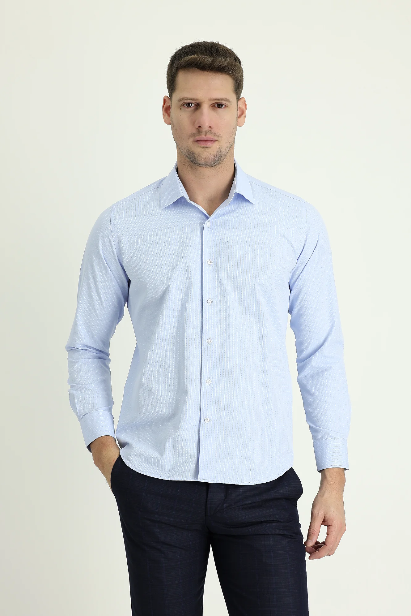 Açık Mavi Uzun Kol Slim Fit Dar Kesim Klasik Pamuklu Kolay Ütülenebilir Gömlek - Image 2