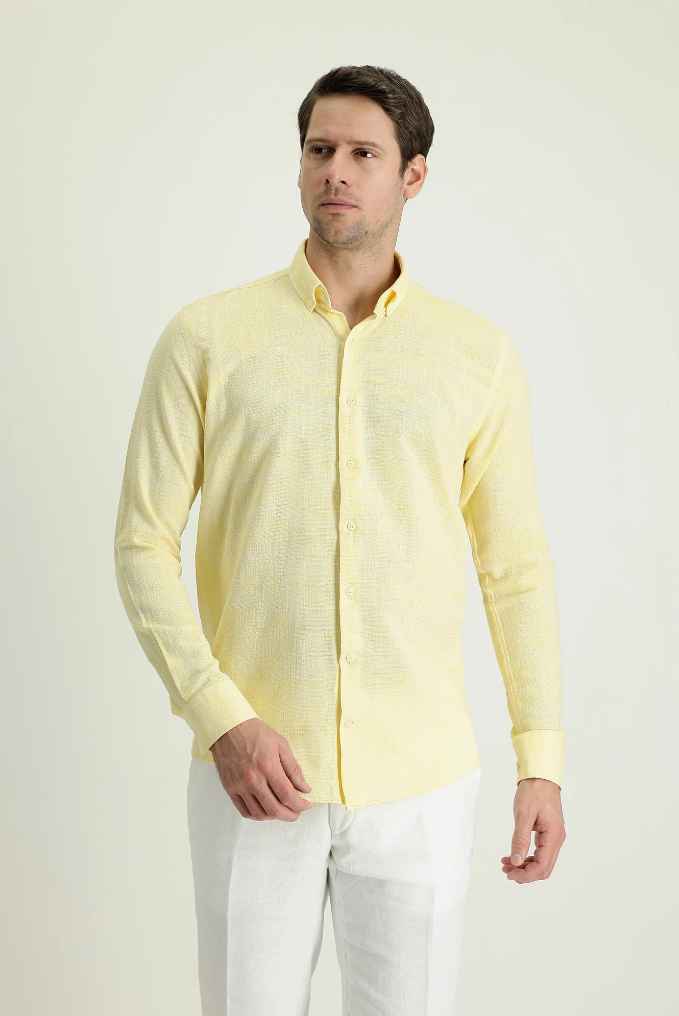 Açık Sarı Uzun Kol Slim Fit Dar Kesim Keten Görünümlü Pamuk Spor Düğmeli Yaka Gömlek - Image 3