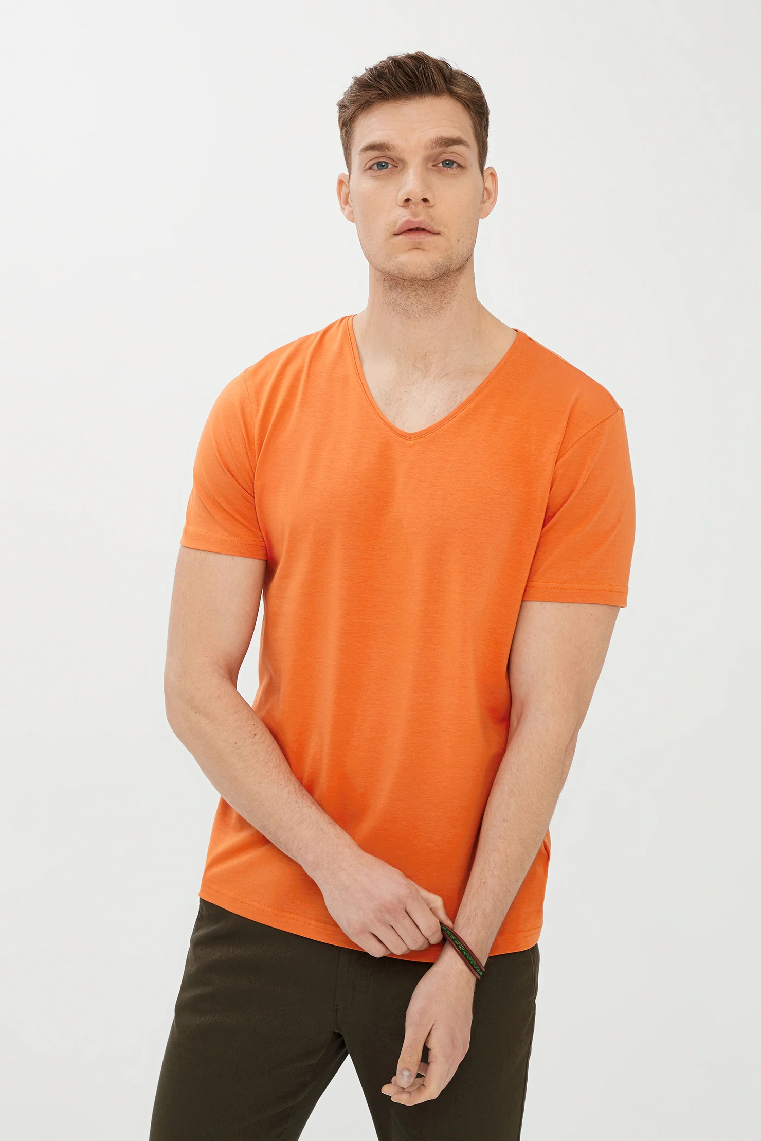 Bal Kabağı V Yaka Slim Fit Dar Kesim Tişört - Image 2