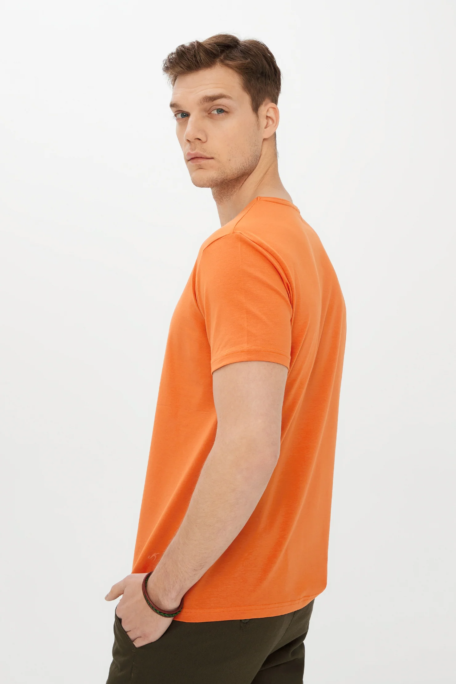 Bal Kabağı V Yaka Slim Fit Dar Kesim Tişört - Image 3