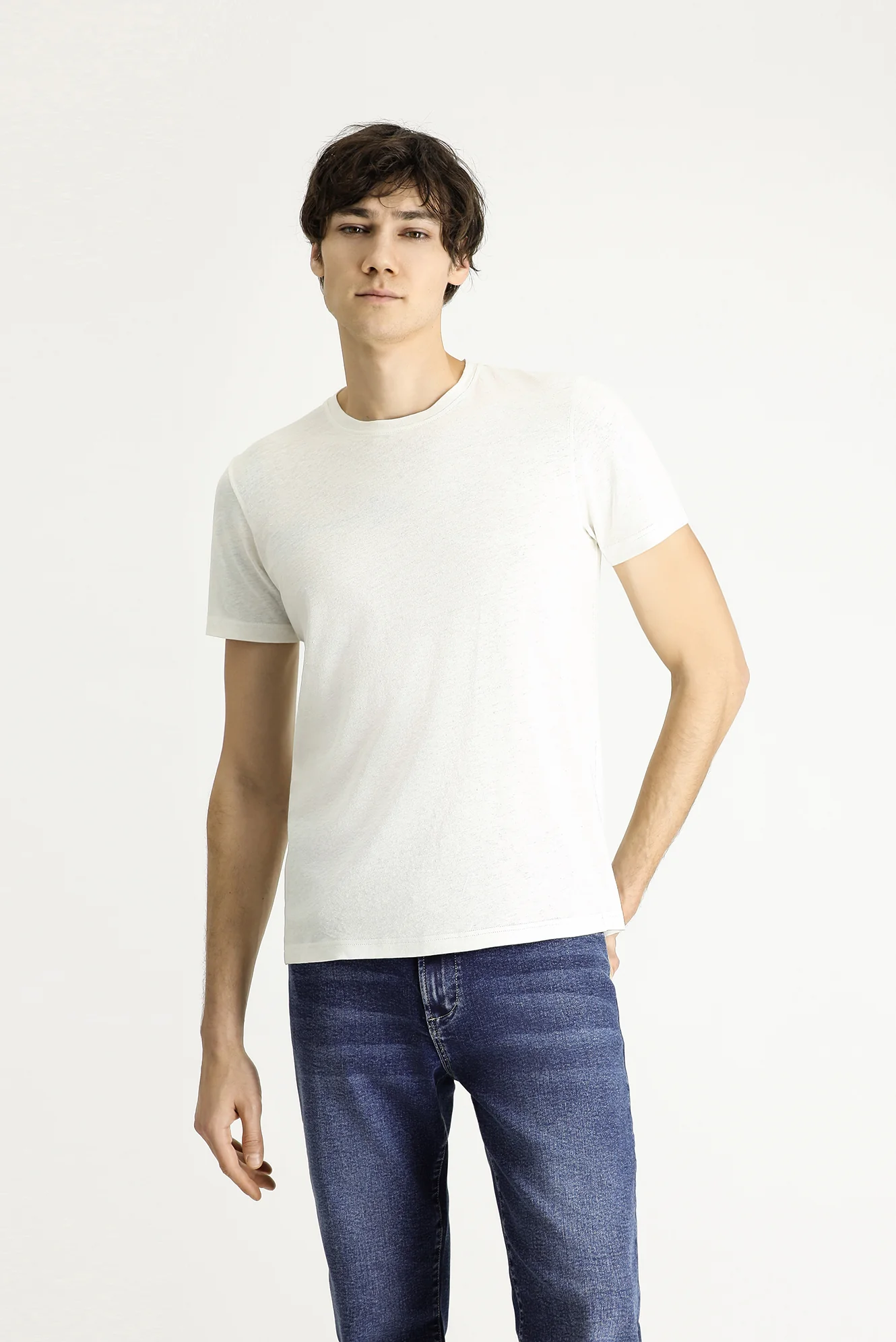 Beyaz Bisiklet Yaka Slim Fit Dar Kesim Keten Karışımlı Tişört