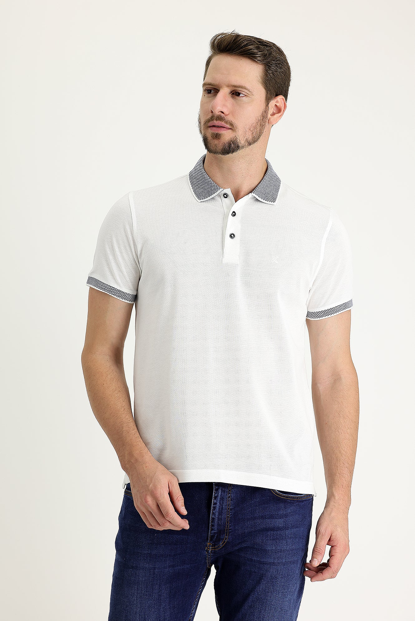 Beyaz Polo Yaka Regular Fit Desenli Nakışlı Pamuk Tişört