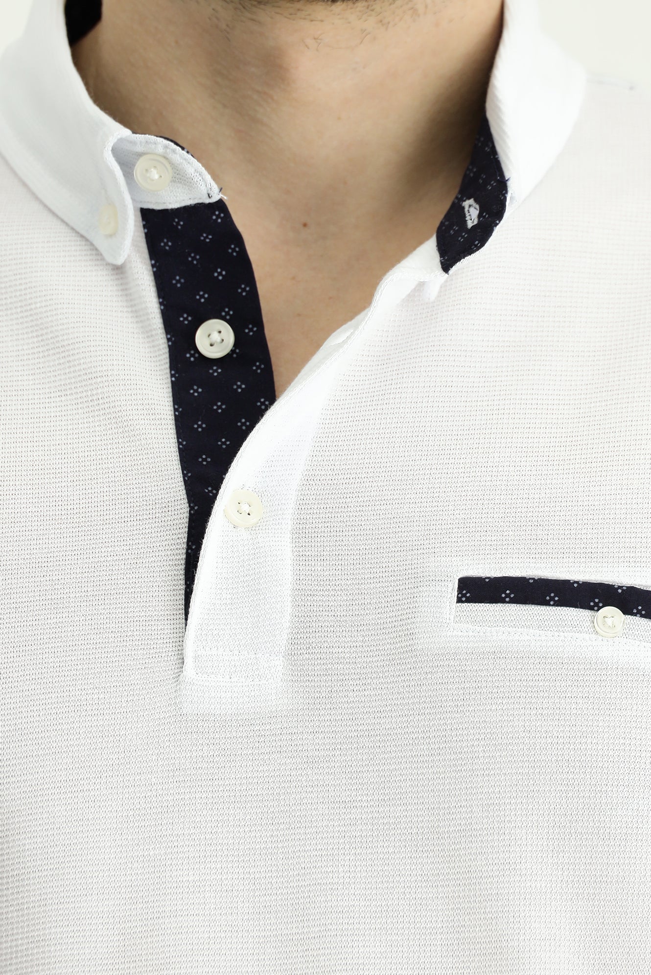 Beyaz Polo Yaka Regular Fit Desenli Pamuk Tişört - Image 5