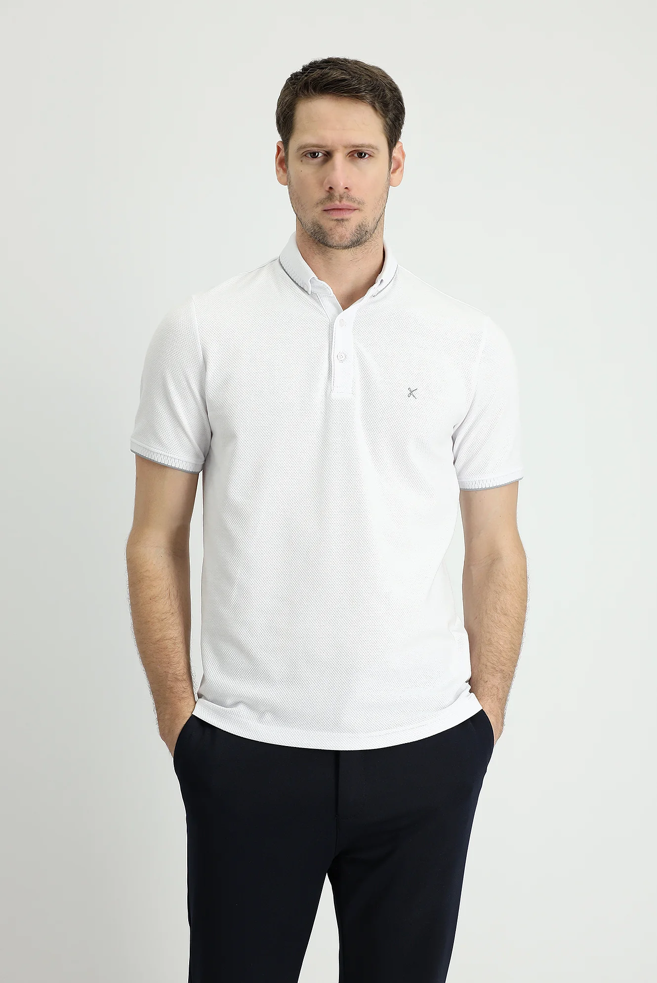 Beyaz Polo Yaka Regular Fit Desenli Tişört