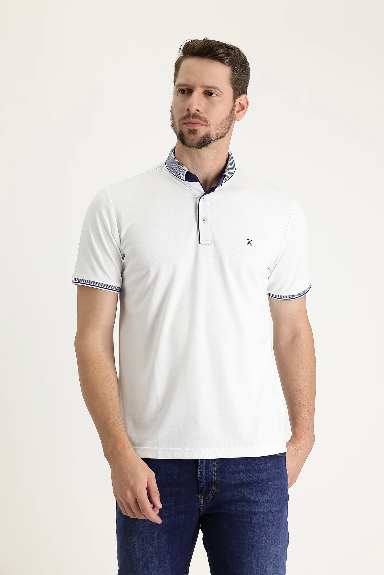 Beyaz Polo Yaka Regular Fit Nakışlı Tişört - Image 2