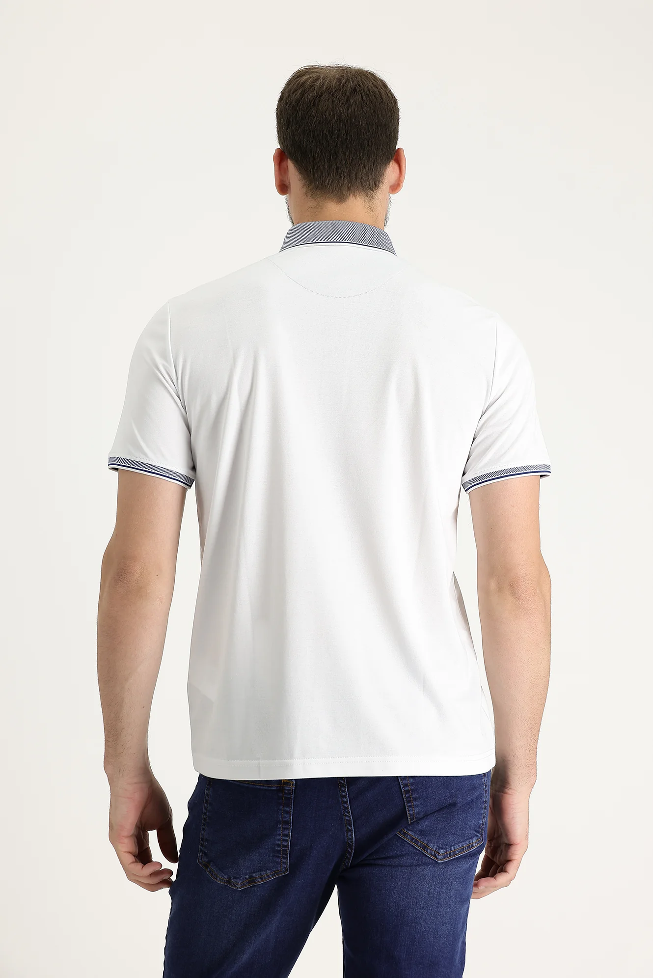 Beyaz Polo Yaka Regular Fit Nakışlı Tişört - Image 3