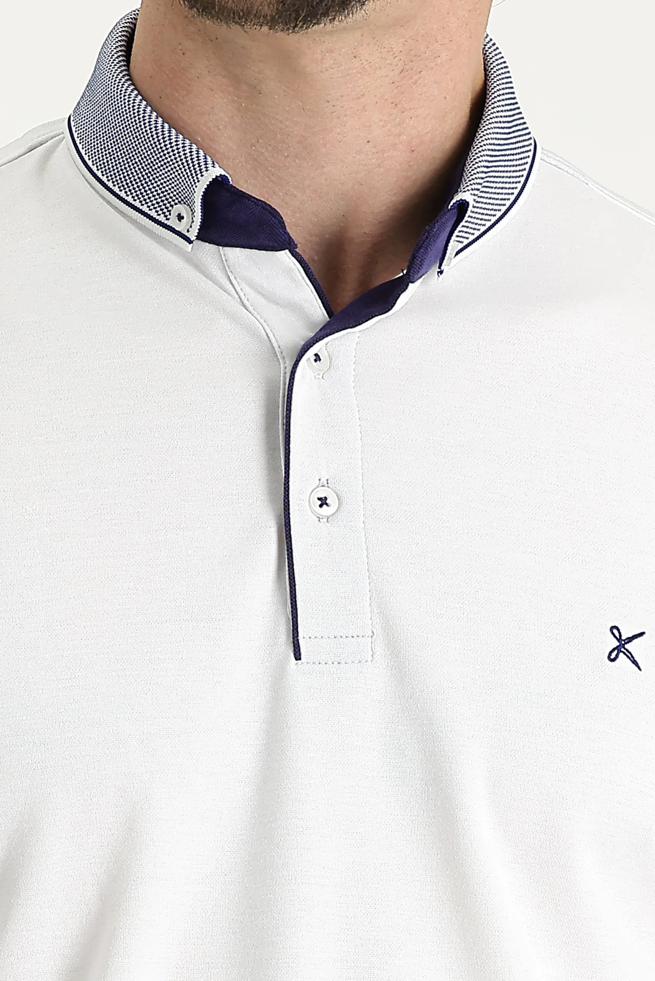 Beyaz Polo Yaka Regular Fit Nakışlı Tişört - Image 4