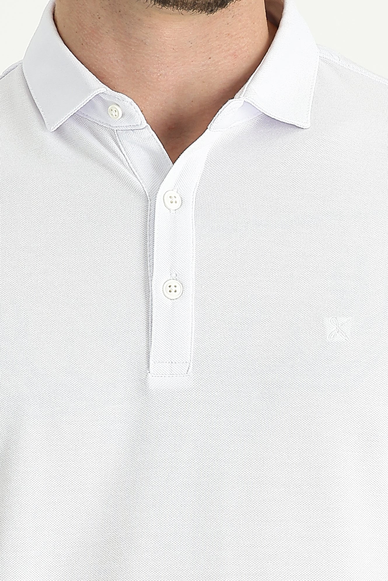 Beyaz Polo Yaka Regular Fit Nakışlı Tişört - Image 4