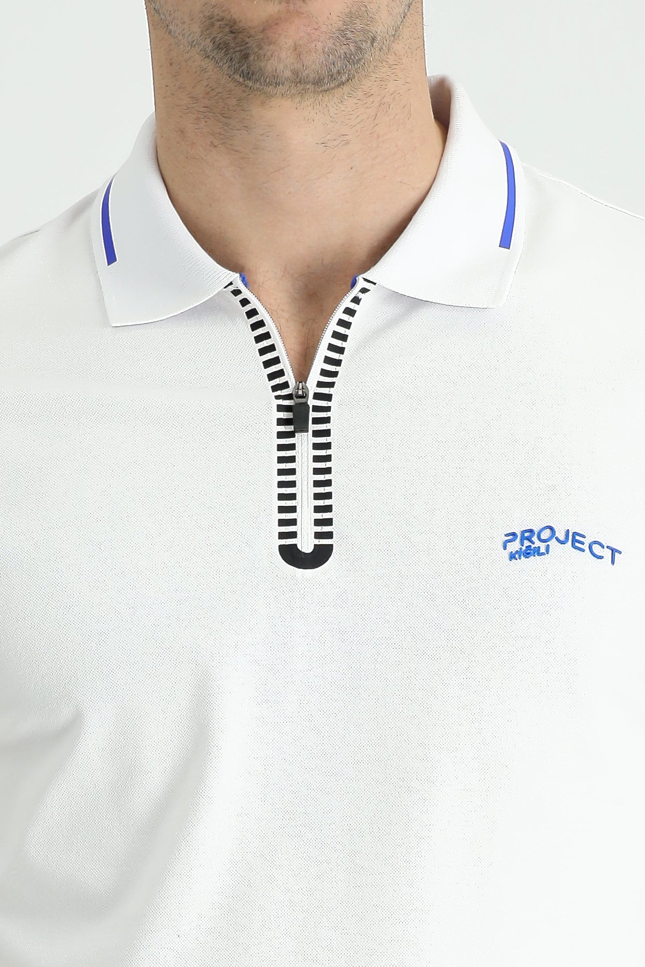 Beyaz Polo Yaka Slim Fit Dar Kesim Fermuarlı Baskılı Tişört - Image 4