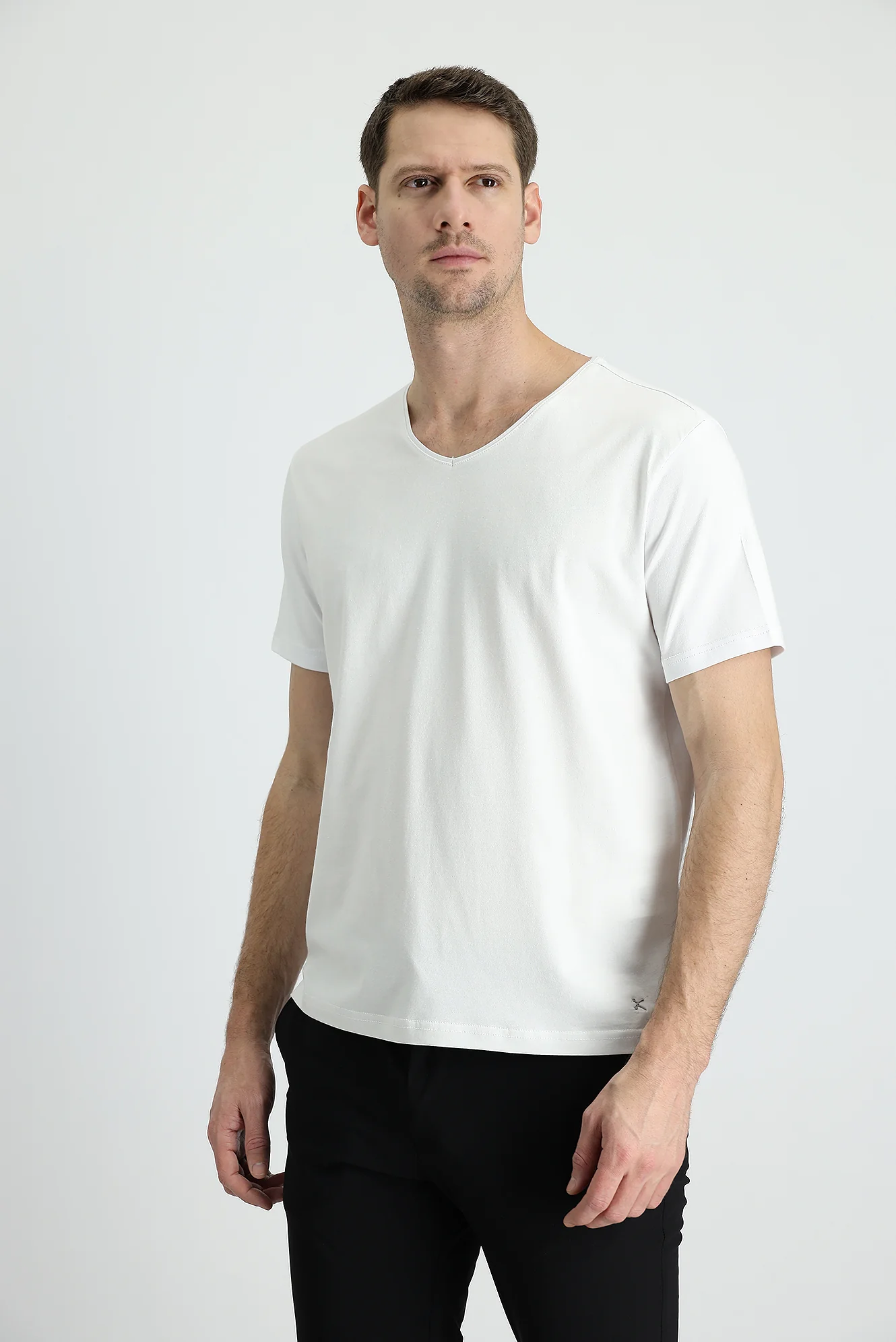 Beyaz V Yaka Slim Fit Dar Kesim Nakışlı Pamuklu Süprem Tişört - Image 2