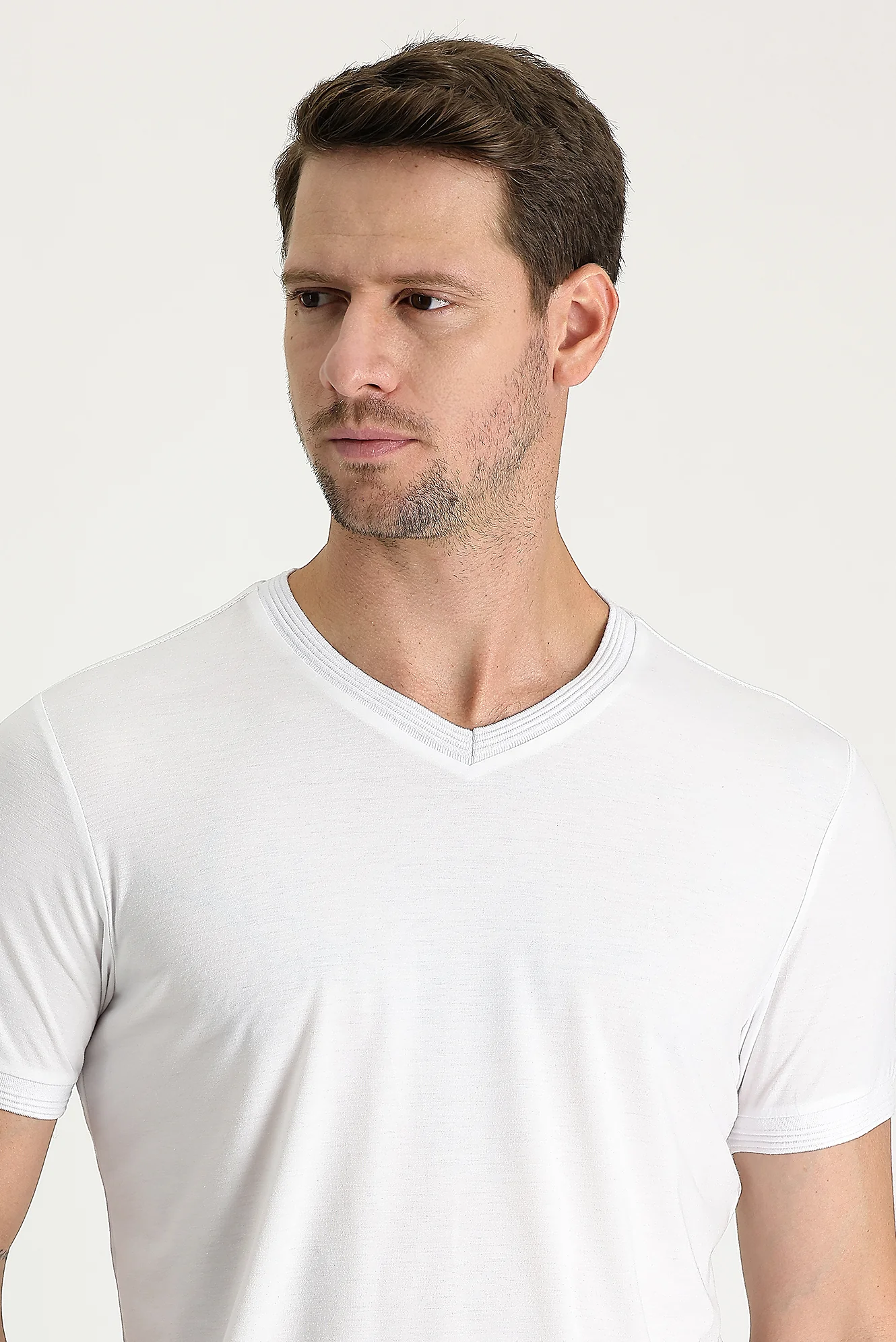 Beyaz V Yaka Slim Fit Dar Kesim Nakışlı Tişört - Image 2
