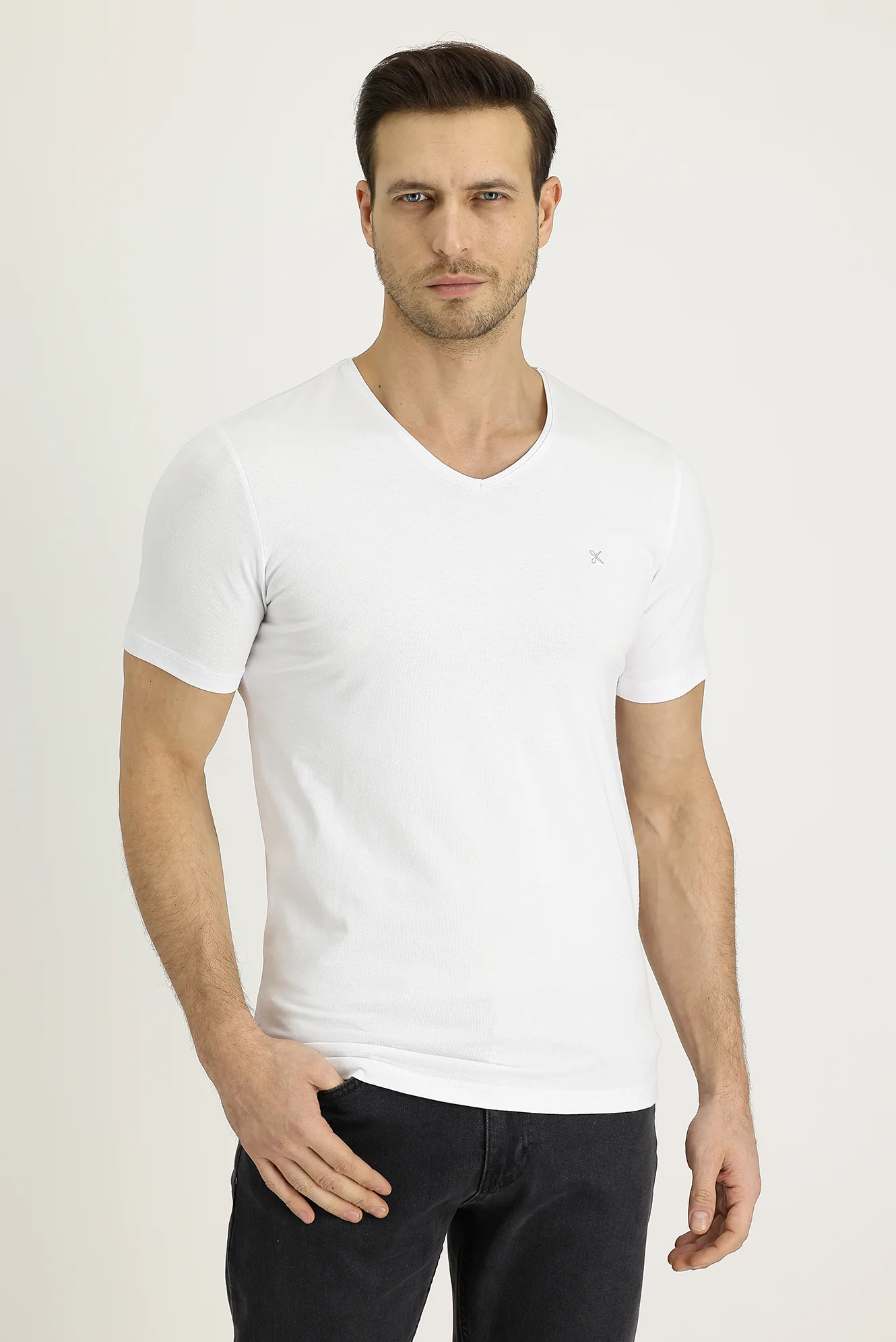 Beyaz V Yaka Slim Fit Dar Kesim Nakışlı Tişört