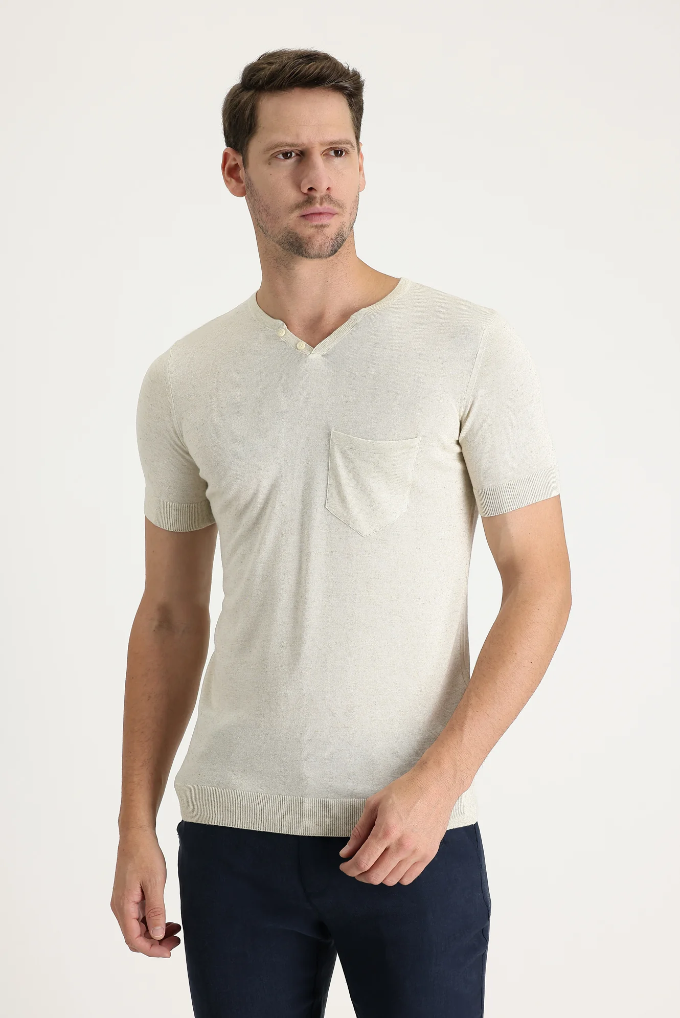 Ekru Bisiklet Yaka Slim Fit Dar Kesim Düğmeli Keten Karışımlı Tişört - Image 2
