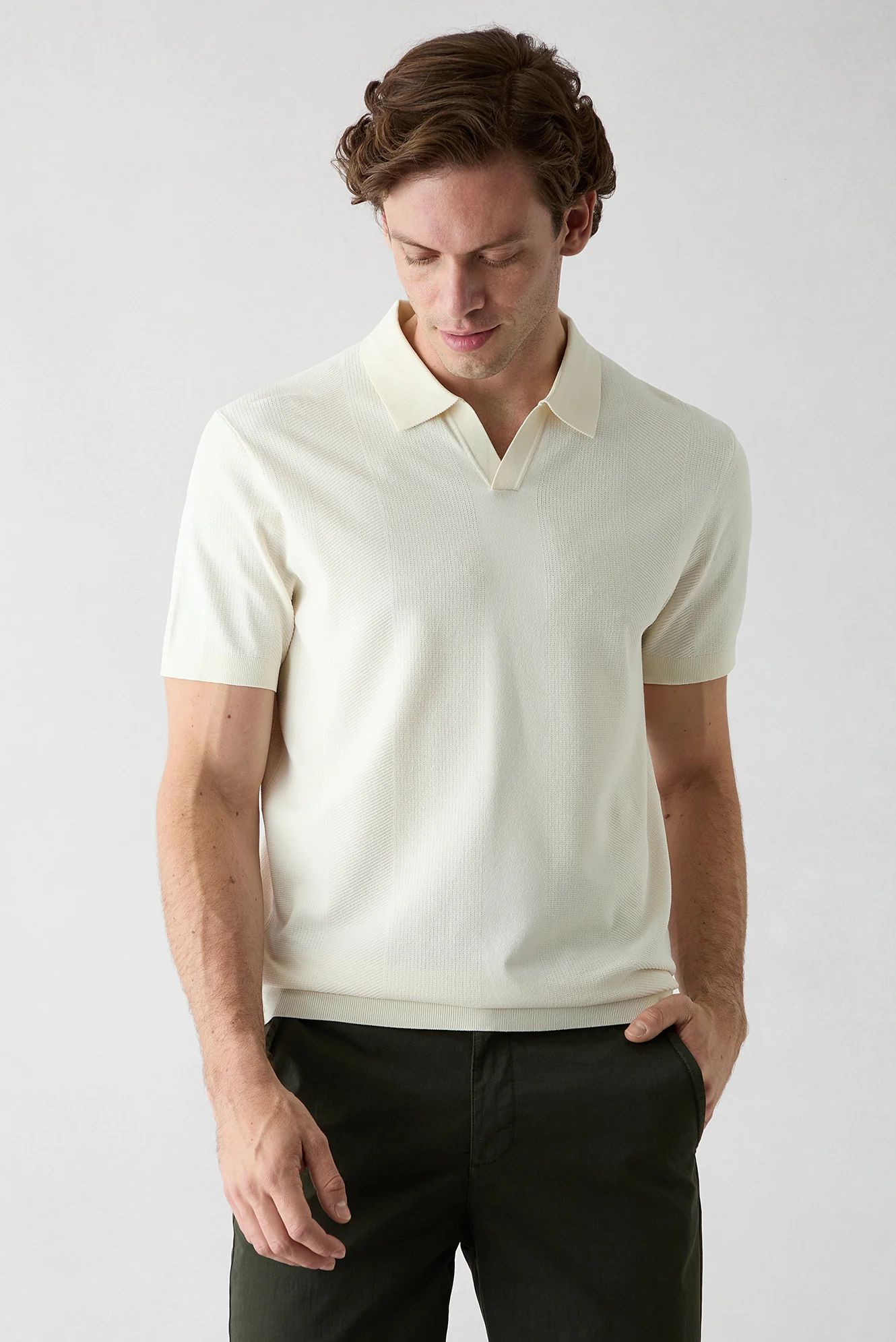 Ekru Düğmesiz Polo Yaka Regular Fit Desenli Örme Tişört - Image 3