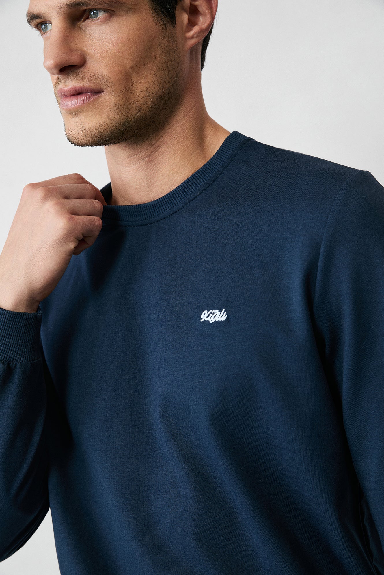 İndigo Bisiklet Yaka Regular Fit Nakışlı Basic İnce Sweatshirt - Image 2