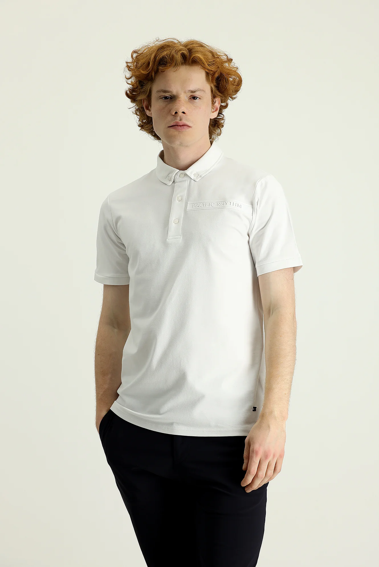 Kırık Beyaz Polo Yaka Slim Fit Dar Kesim Baskılı Pamuklu Tişört - Image 2