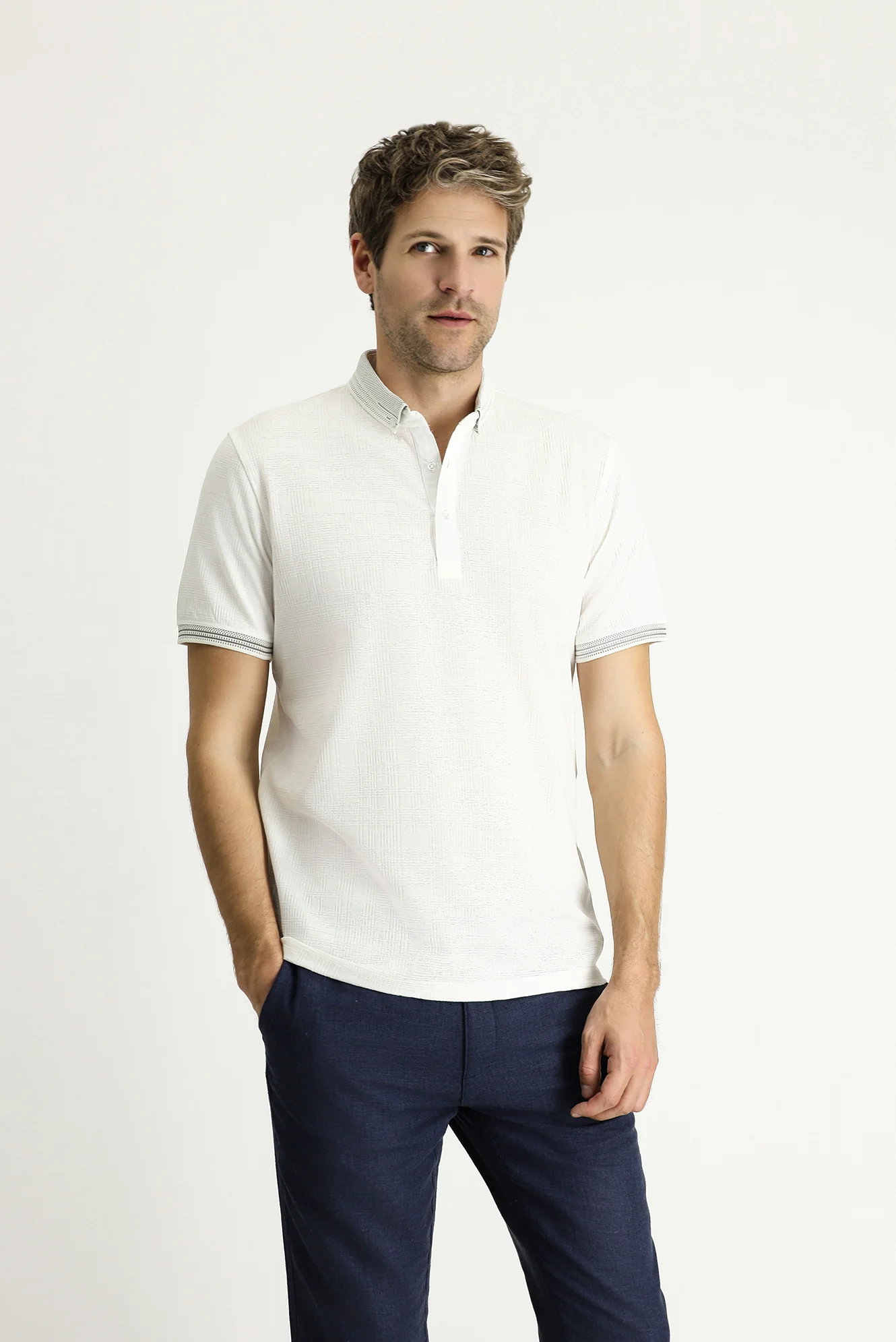 Kırık Beyaz Polo Yaka Slim Fit Dar Kesim Desenli Tişört - Image 3