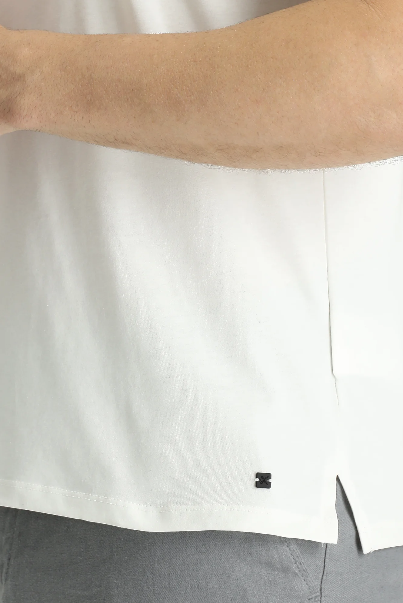 Kırık Beyaz Polo Yaka Slim Fit Dar Kesim Fermuarlı Pamuklu Tişört - Image 4