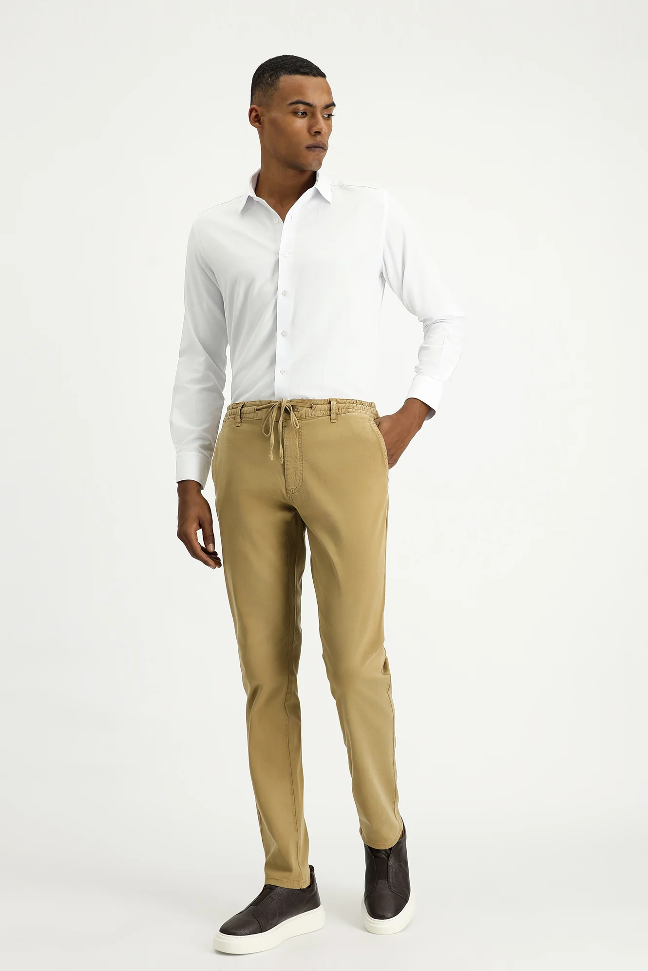 Koyu Bej Regular Fit Standart Kesim Beli Lastikli İpli Likralı Jogger Pantolon - Image 3