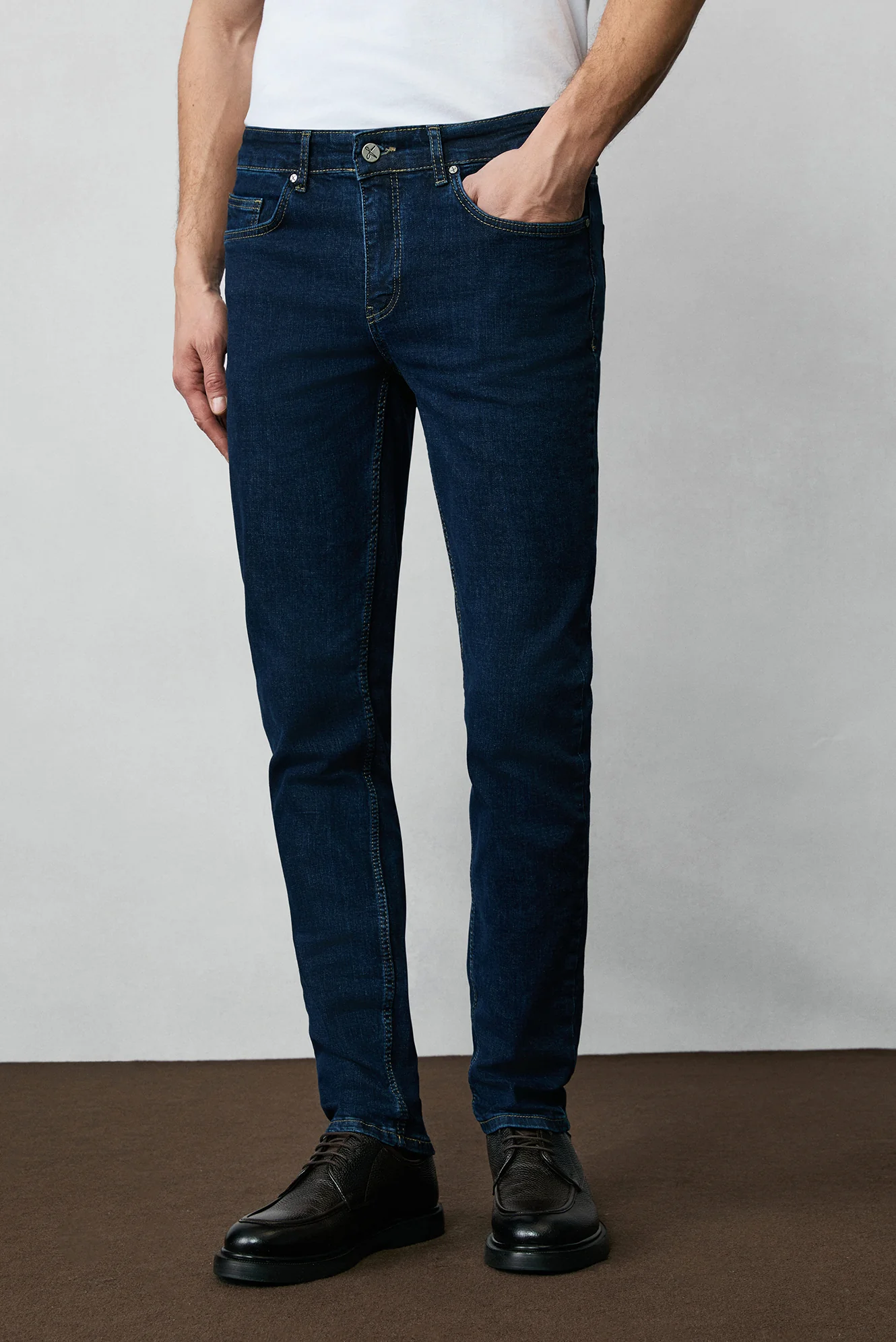 Koyu İndigo Slim Fit Dar Kesim Pamuklu Likralı Esnek 4 Mevsim Denim Pantolon - Image 3