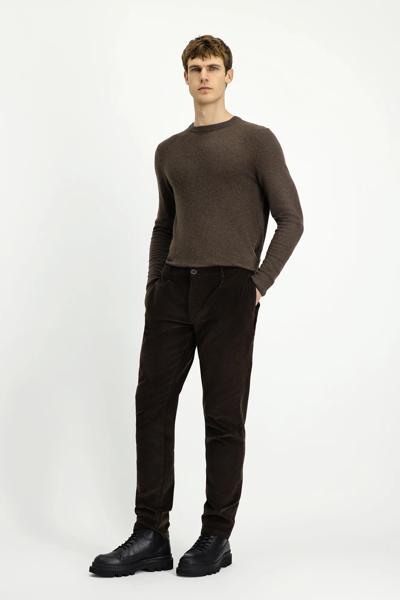 Koyu Kahve Relaxed Fit Rahat Kesim Likralı Pileli Kadife Pantolon - Image 2
