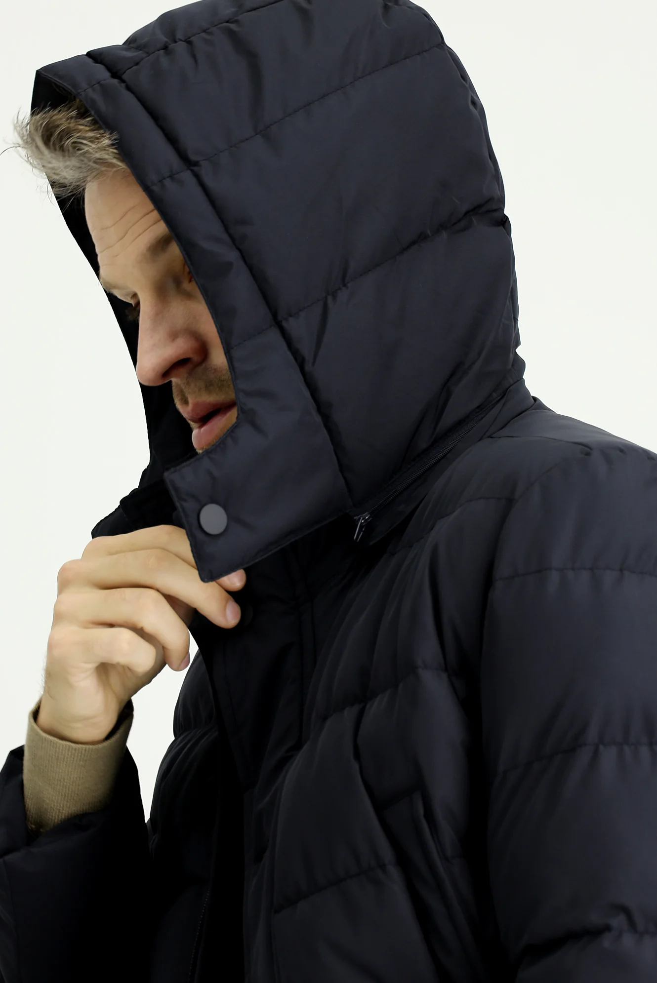 Koyu Lacivert Slim Fit Dar Kesim Kapüşonlu Cepli Rüzgar Geçirmez Spor Şişme Mont - Image 6