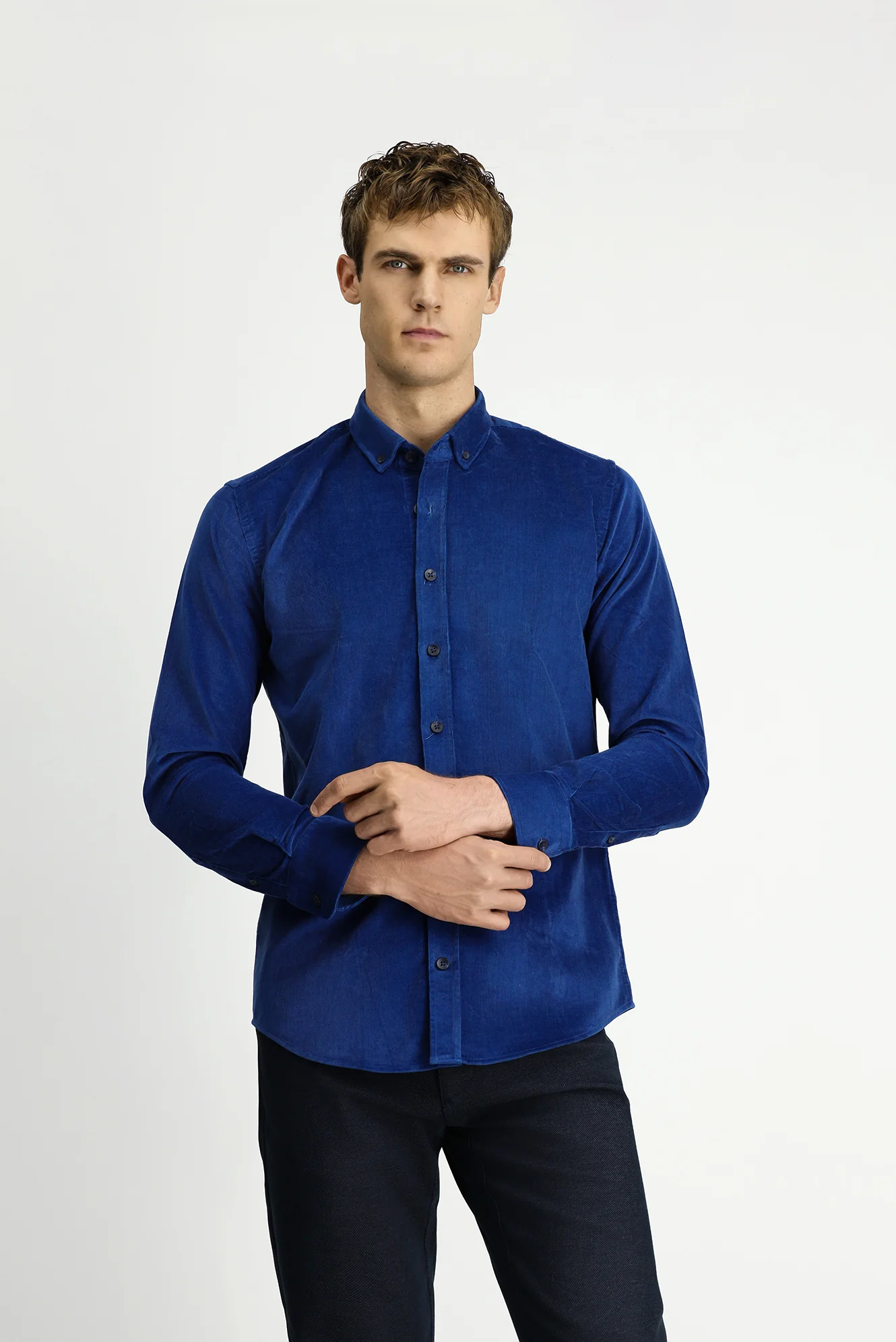 Koyu Mavi  Uzun Kol Slim Fit Dar Kesim Pamuklu Düğmeli Yaka Kadife Gömlek - Image 3