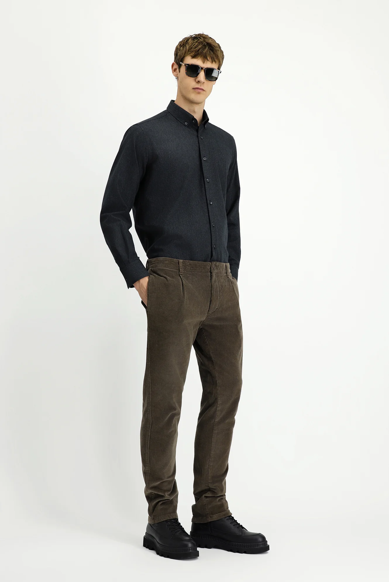Koyu Vizon Relaxed Fit Rahat Kesim Likralı Pileli Kadife Pantolon - Image 3