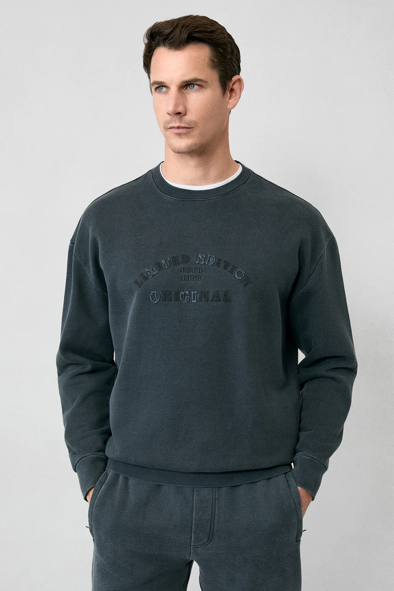 Orta Antrasit Bisiklet Yaka Oversize Ekstra Rahat Kesim Nakış Desenli Pamuk Sweatshırt - Image 3