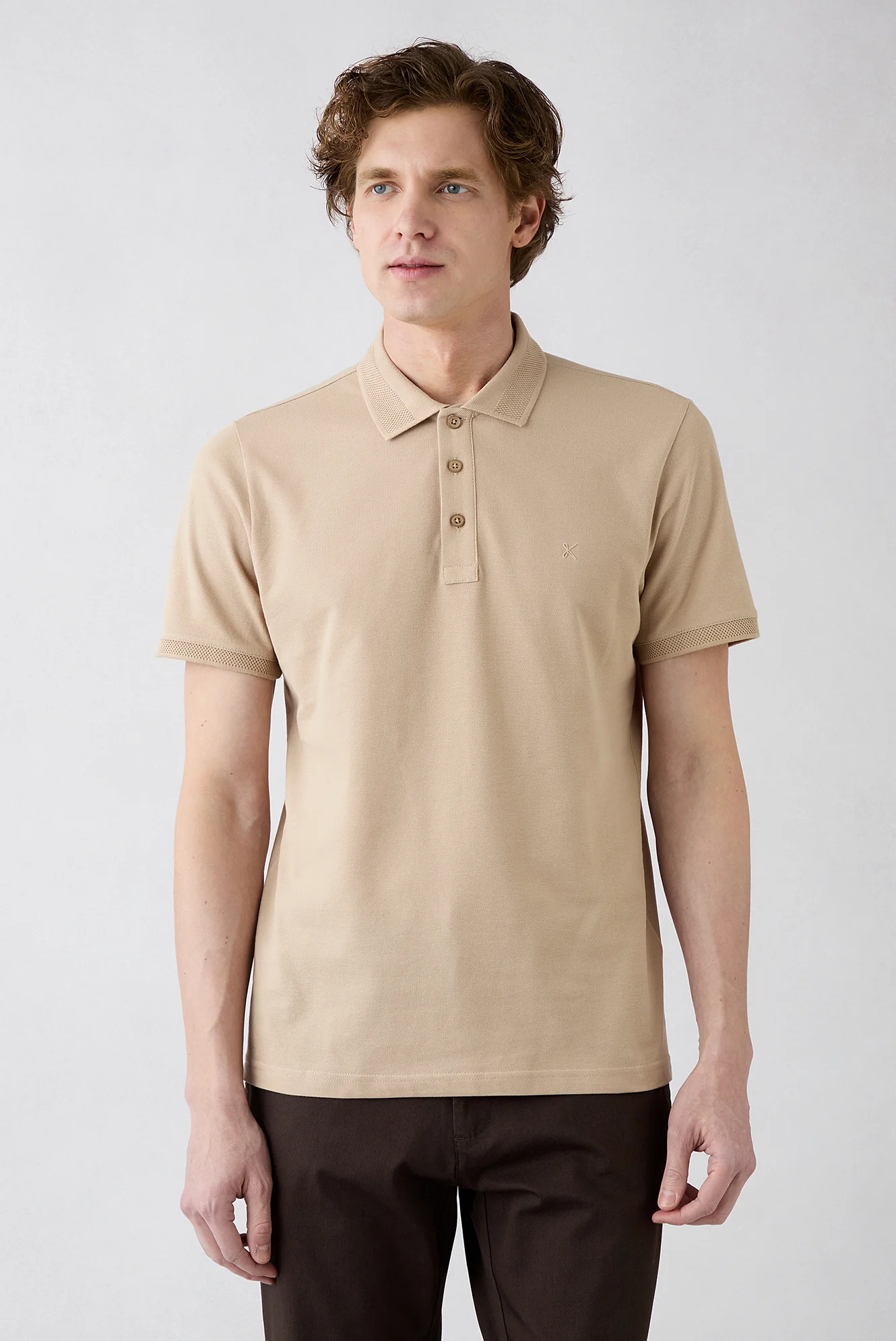 Orta Bej Kıvrılmaz Polo Yaka Slim Fit Dar Kesim Ribana Detaylı Pamuk Tişört - Image 2