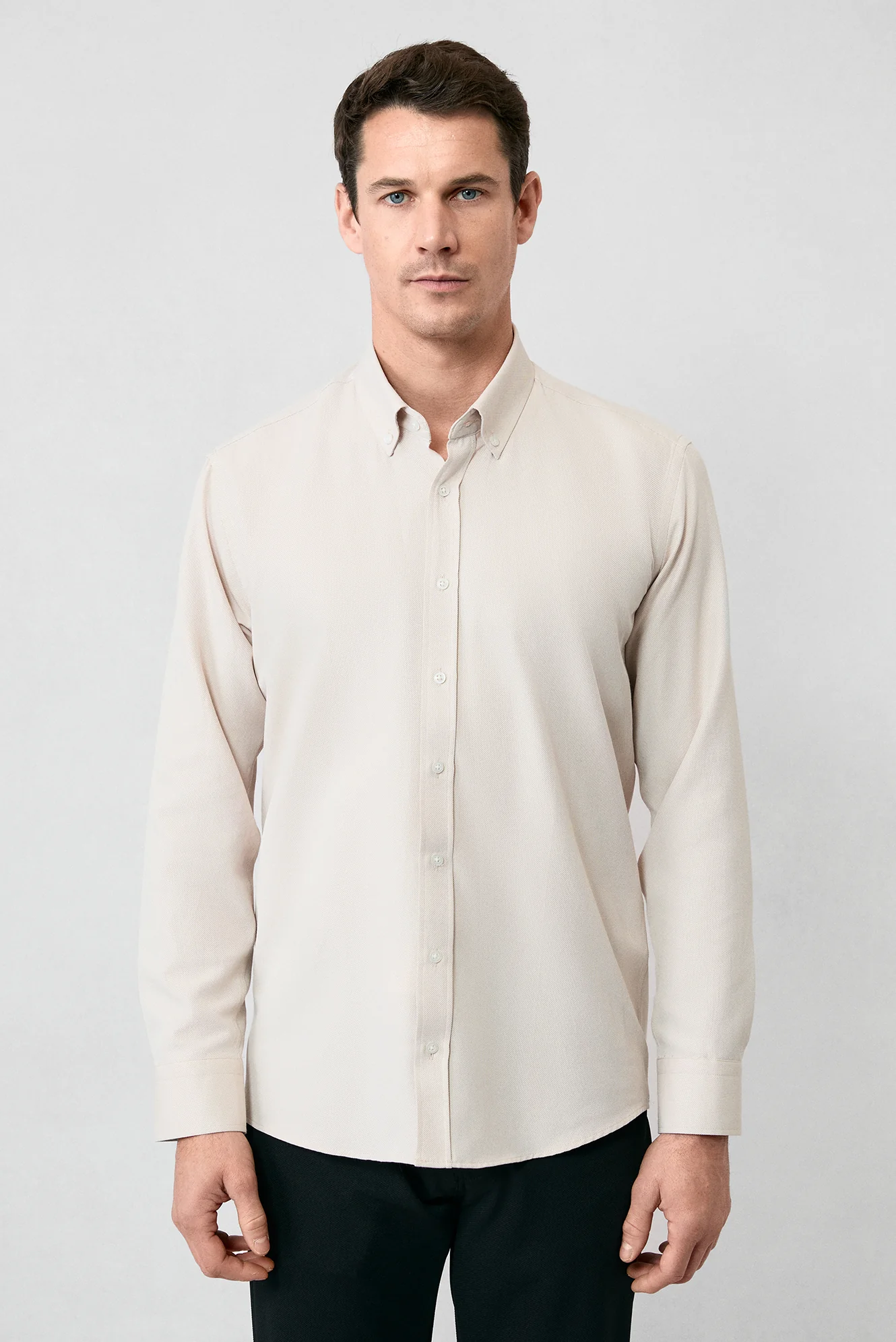 Orta Bej Uzun Kol Slim Fit Düğmeli Yaka Pamuklu Kolay Ütülenebilir 4 Mevsim Oxford Gömlek - Image 2
