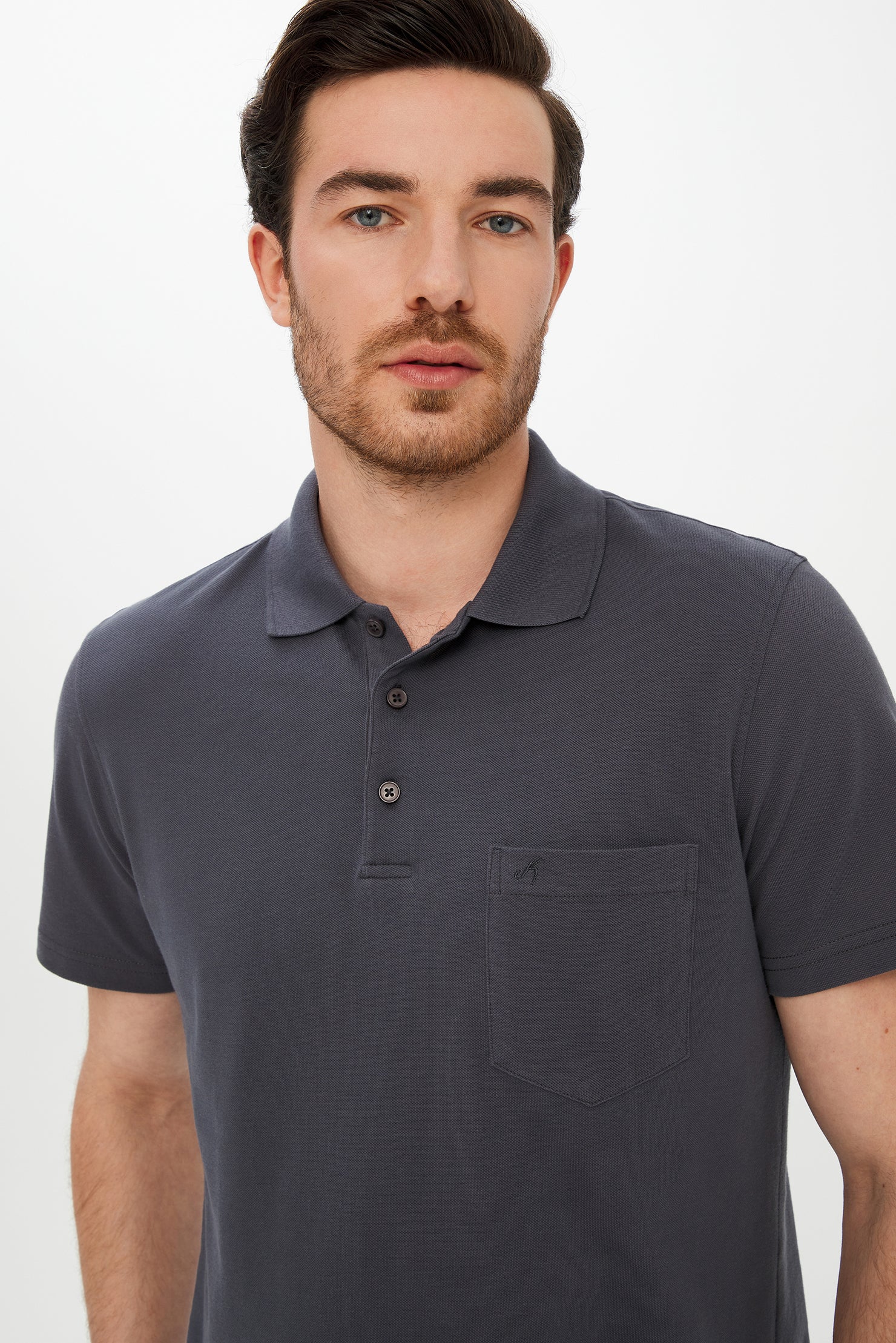 Orta Gri Cepli Polo Yaka Regular Fit Pamuk Tişört - Image 3