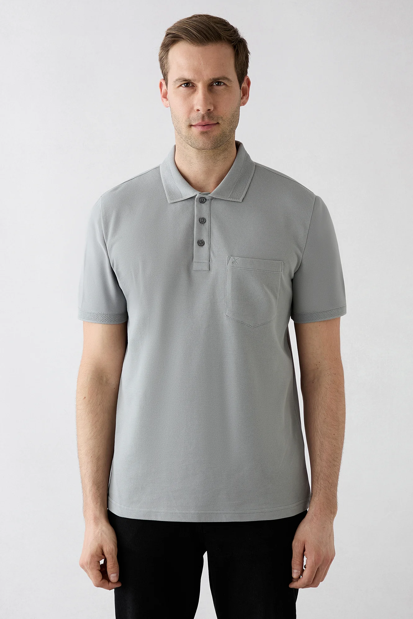 Orta Gri Kıvrılmaz Polo Yaka Regular Fit Cepli Ribana Detaylı Pamuk Tişört - Image 2