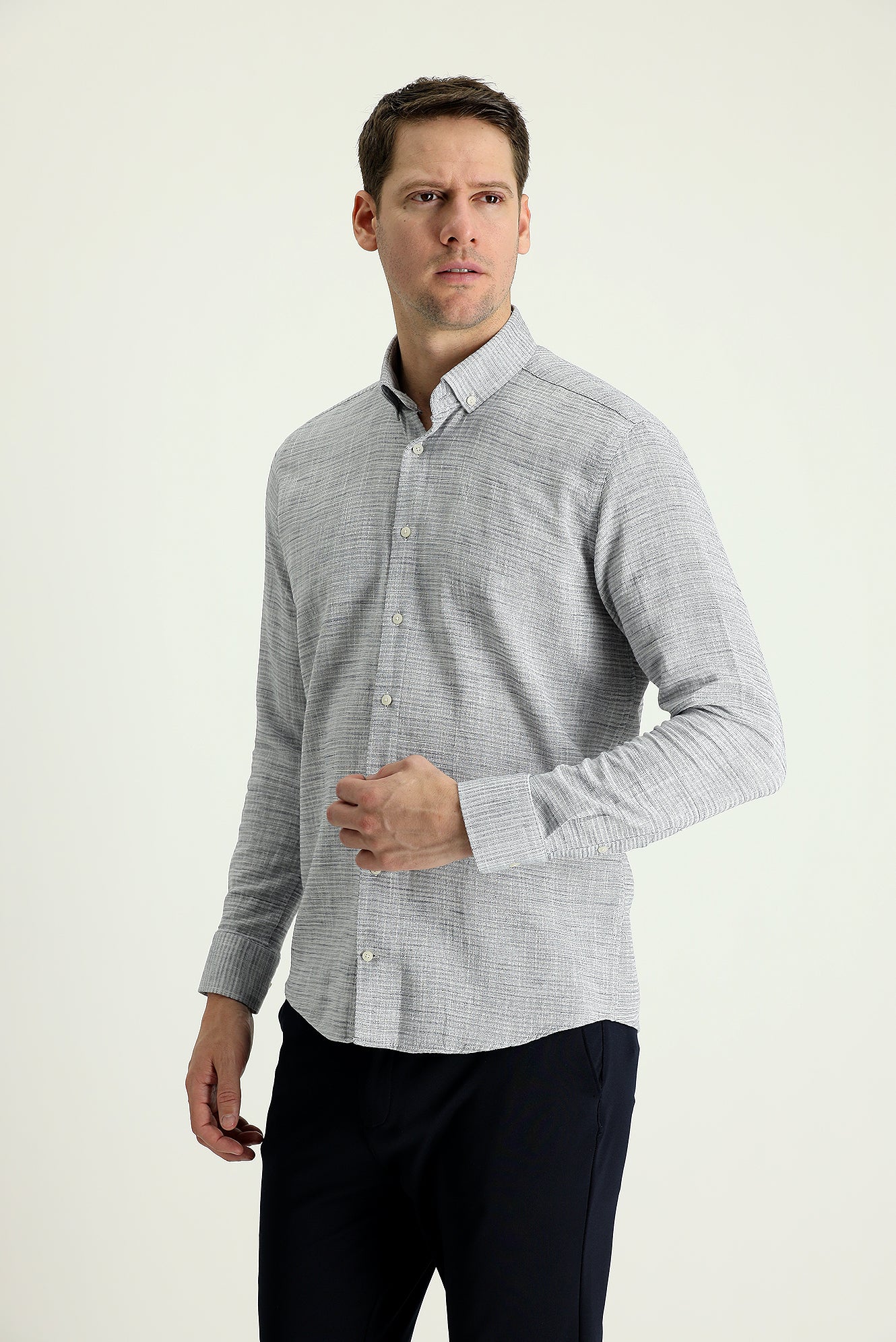 Orta Gri Uzun Kol Slim Fit Dar Kesim Keten Görünümlü Pamuk Spor Düğmeli Yaka Gömlek - Image 2