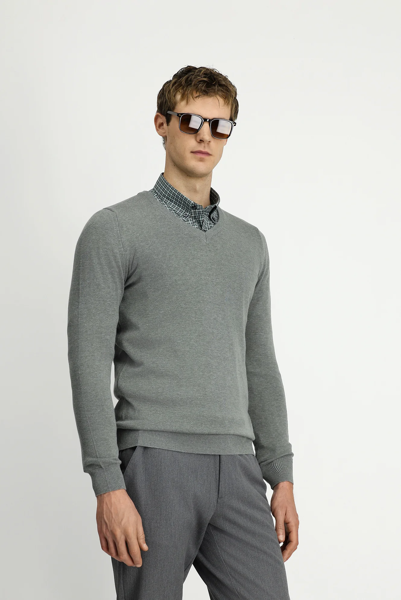 Orta Gri V Yaka Regular Fit Pamuklu Örme Triko Kazak - Image 4