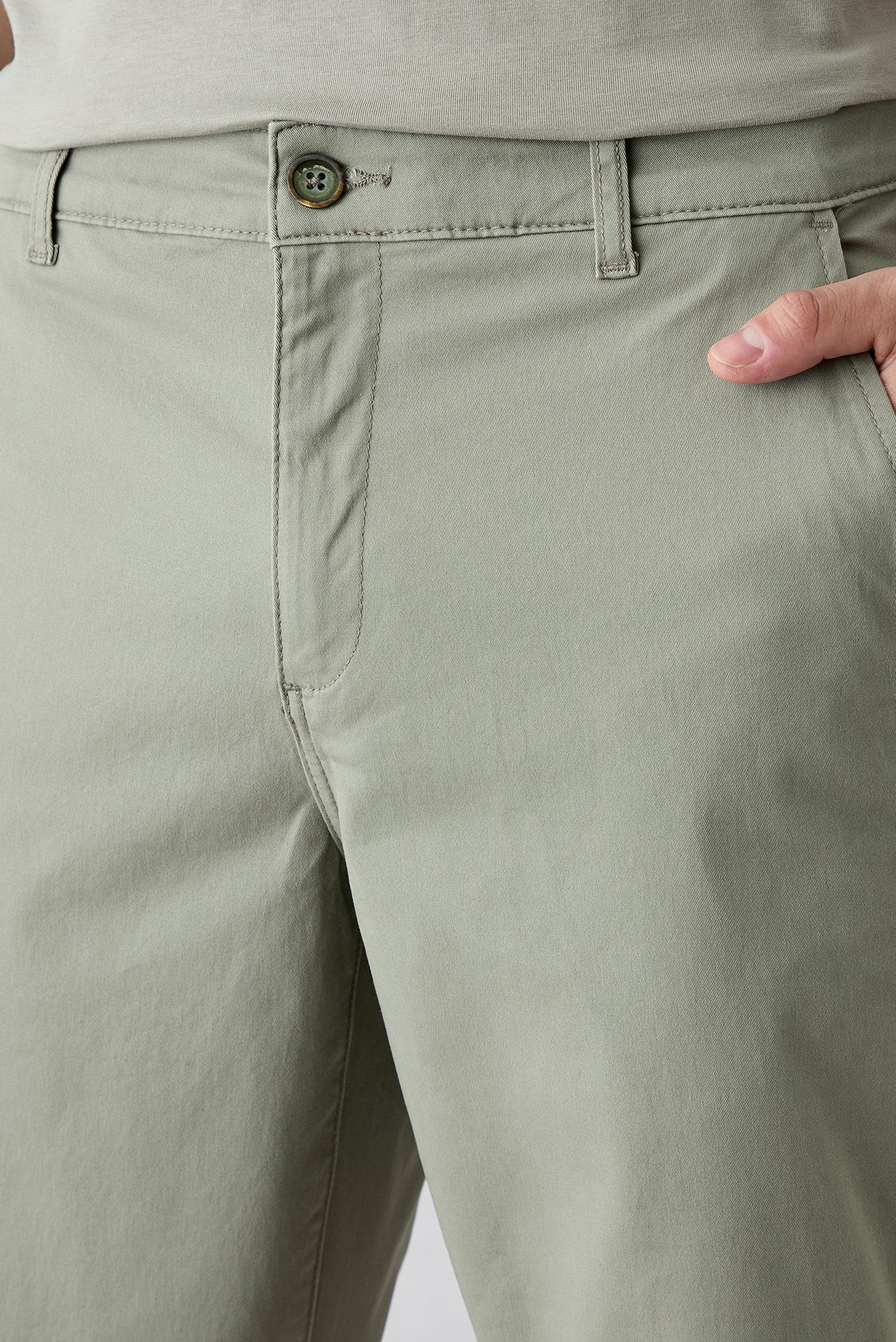Orta Haki Regular Fit Standart Kesim Yan Cepli Pamuklu Bermuda Şort - Image 4