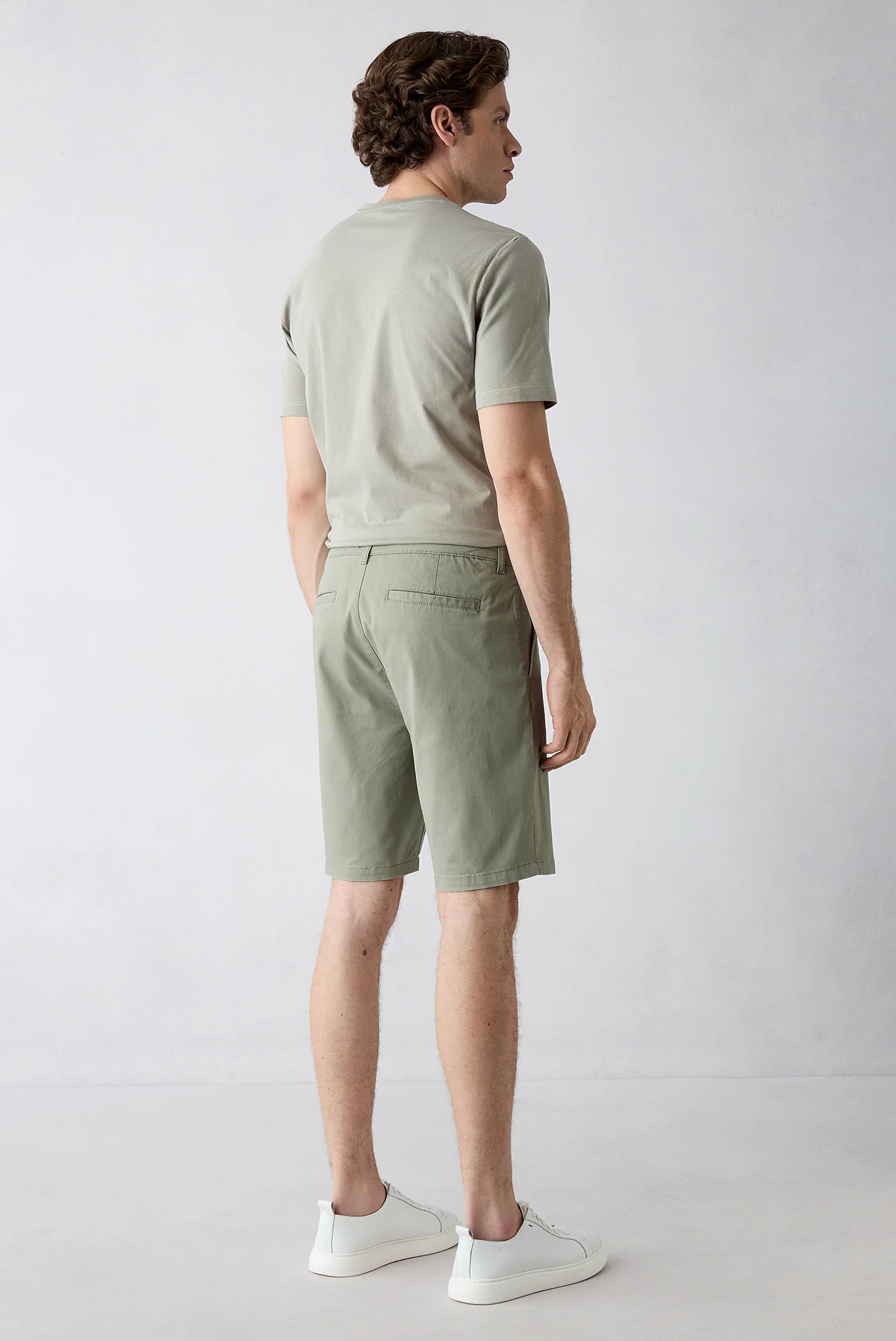 Orta Haki Regular Fit Standart Kesim Yan Cepli Pamuklu Bermuda Şort - Image 6