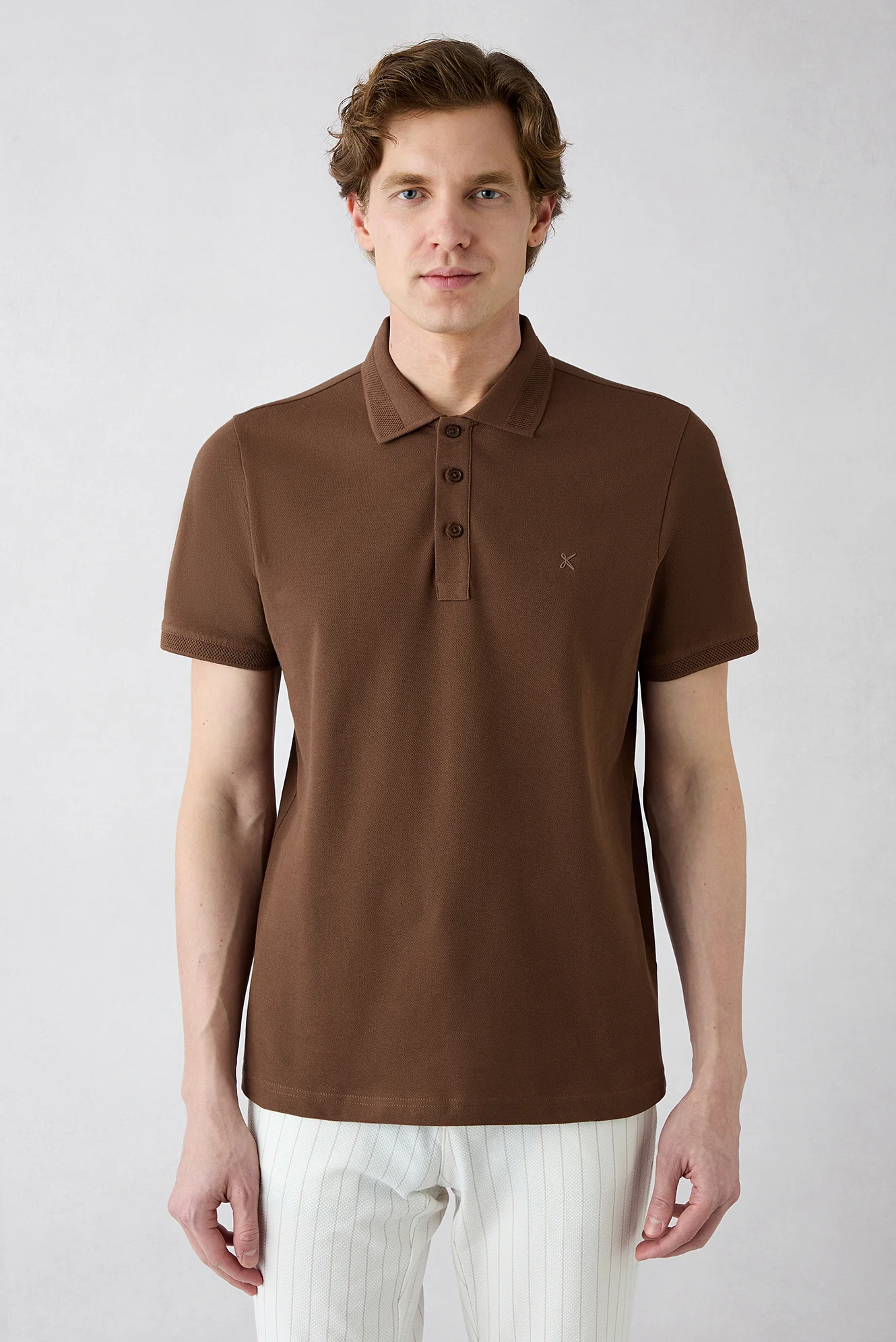 Orta Kahve Kıvrılmaz Polo Yaka Slim Fit Dar Kesim Ribana Detaylı Pamuk Tişört - Image 2