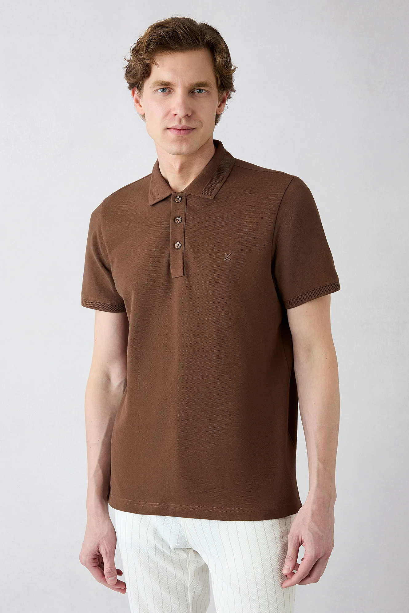 Orta Kahve Kıvrılmaz Polo Yaka Slim Fit Dar Kesim Ribana Detaylı Pamuk Tişört - Image 3