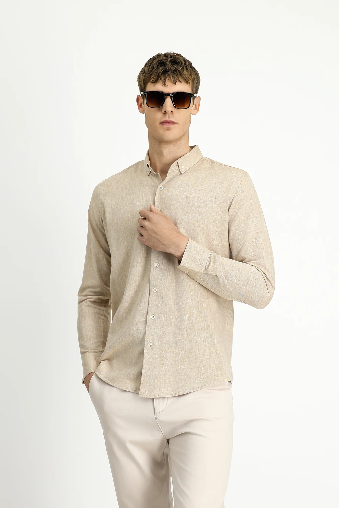 Orta Kahve Uzun Kol Slim Fit Dar Kesim Pamuklu Keten Düğmeli Yaka Gömlek