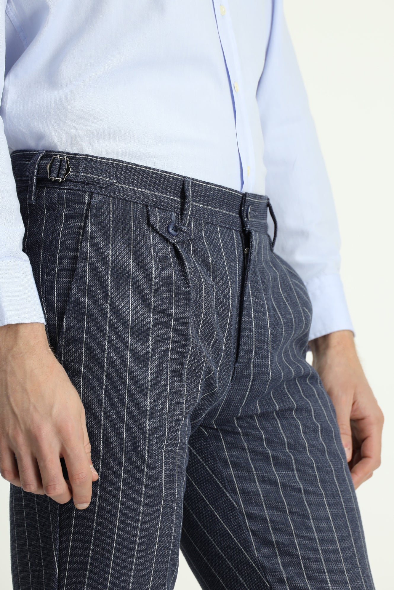 Orta Lacivert 7 Drop Slim Fit Dar Kesim Keten Karışımlı Çizgili Tokalı Klasik Kumaş Pantolon - Image 5