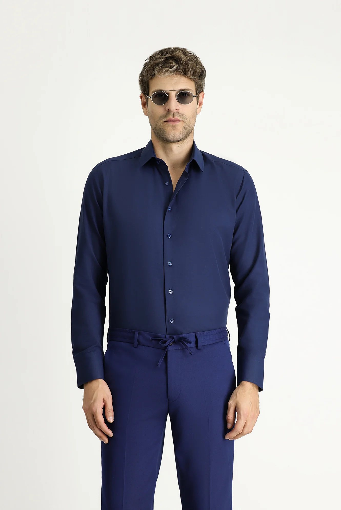 Orta Lacivert Uzun Kollu Slim Fit Dar Kesim Klasik Pamuklu Kolay Ütülenebilir Gömlek - Image 3
