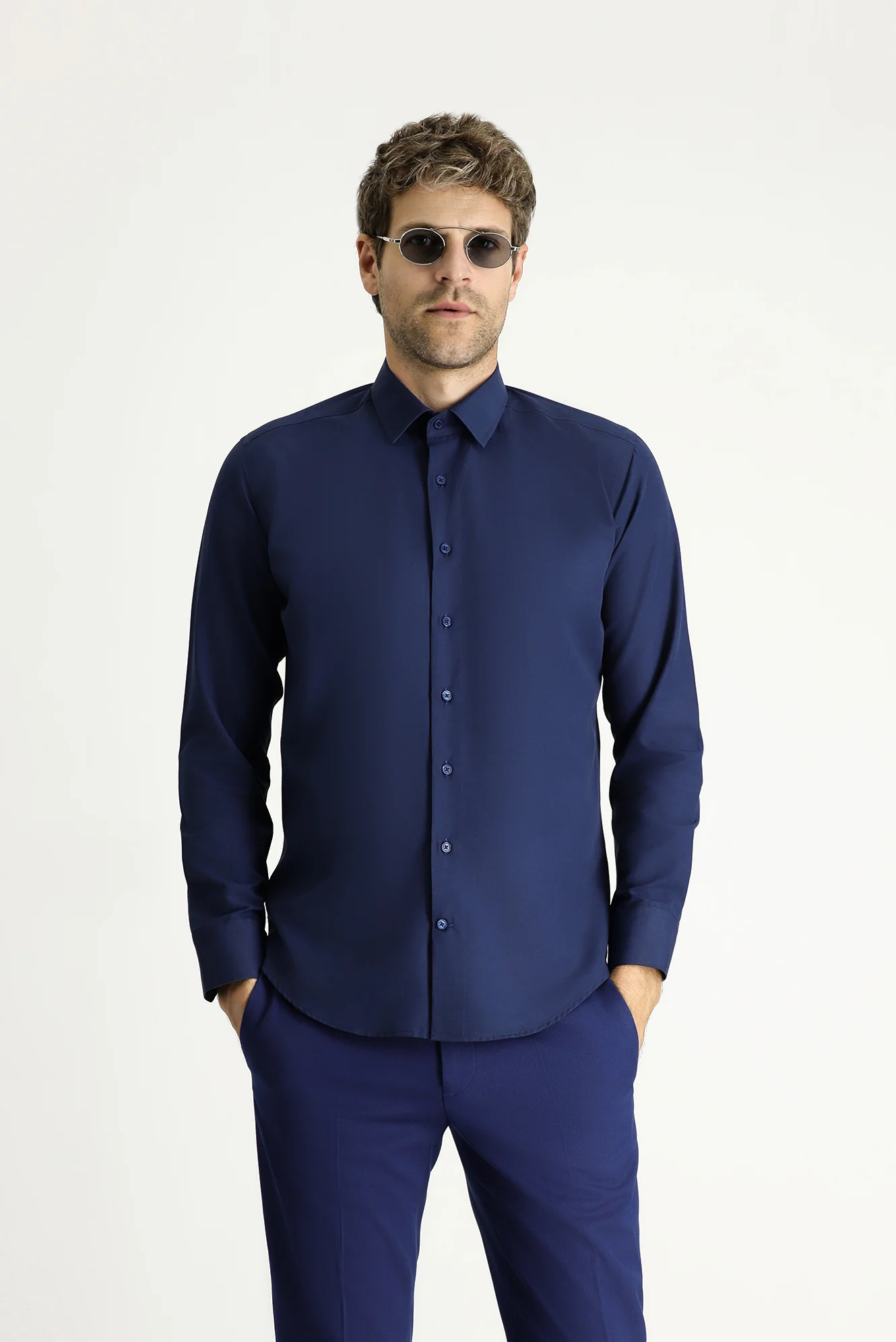 Orta Lacivert Uzun Kollu Slim Fit Dar Kesim Klasik Pamuklu Kolay Ütülenebilir Gömlek - Image 4