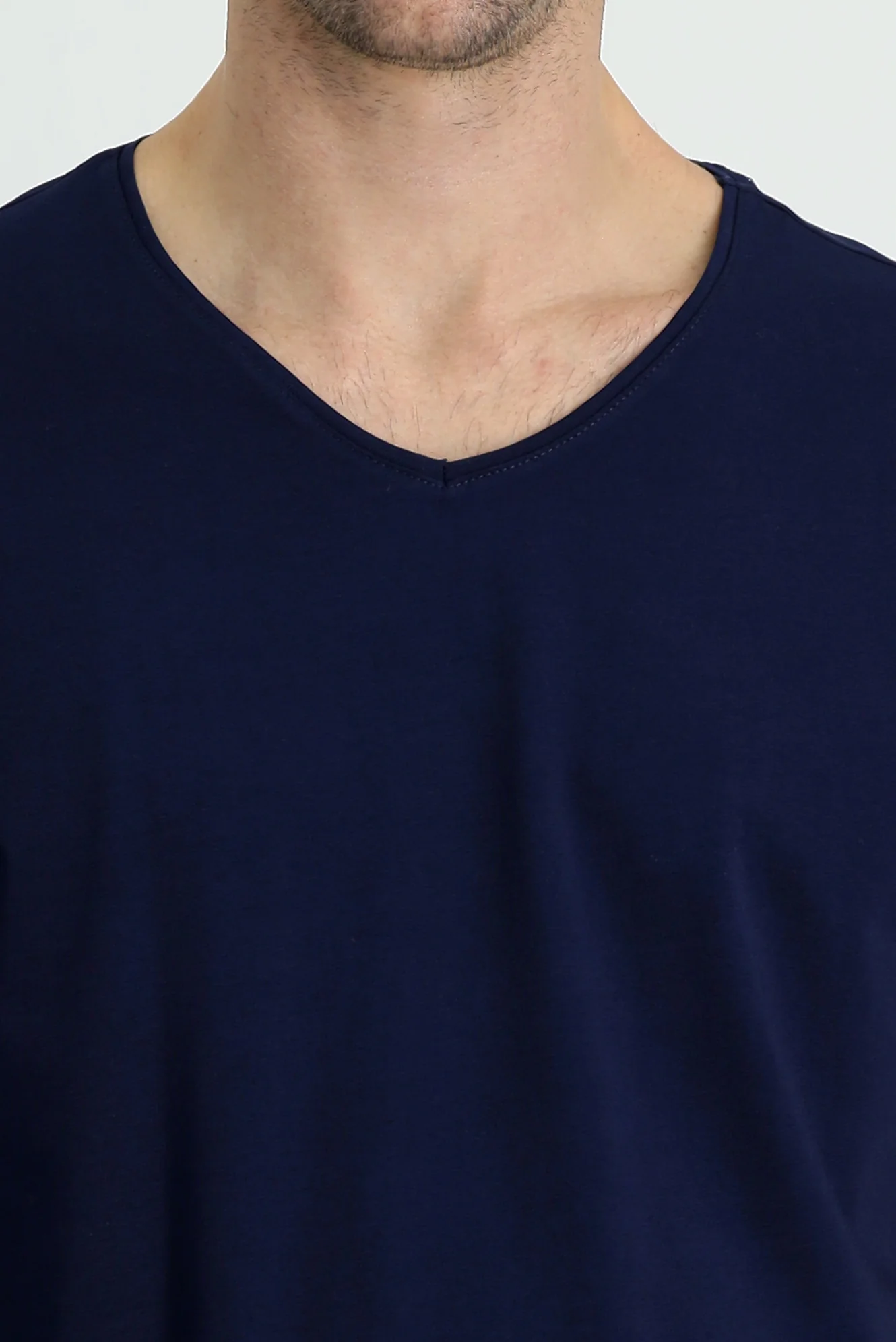 Orta Lacivert V Yaka Regular Fit Nakışlı Pamuklu Süprem Tişört - Image 4