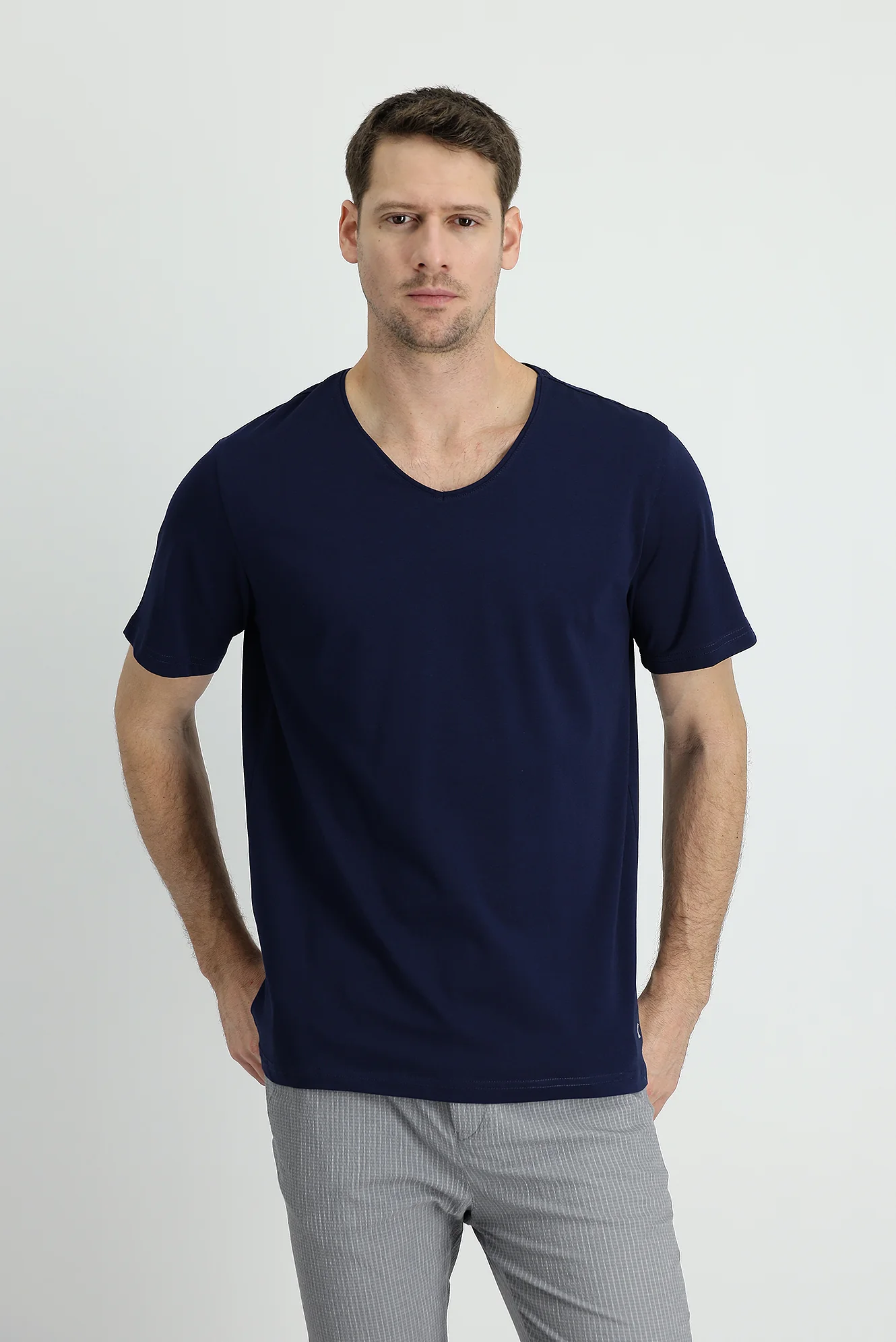 Orta Lacivert V Yaka Slim Fit Dar Kesim Nakışlı Pamuklu Süprem Tişört