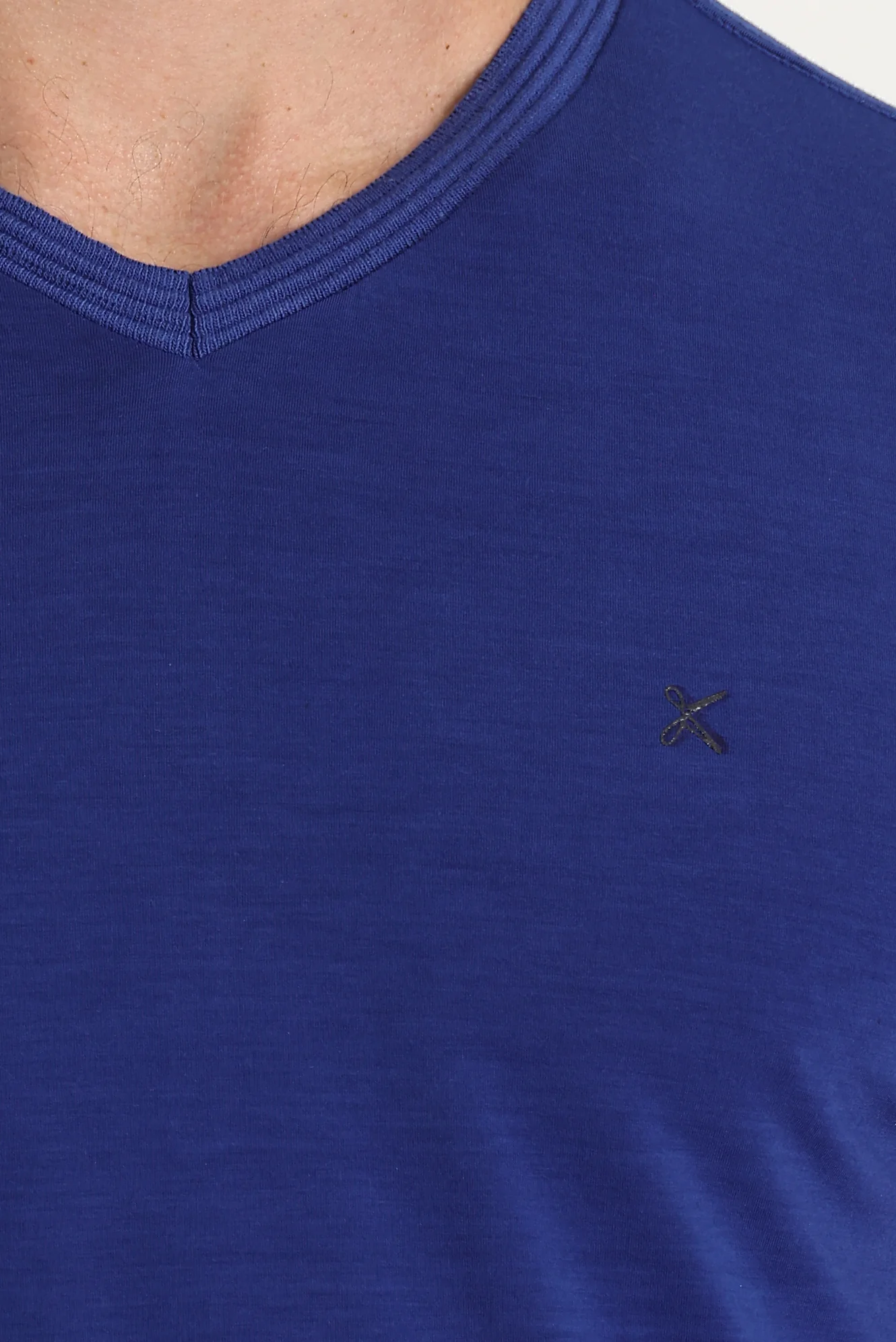 Saks Mavi V Yaka Slim Fit Dar Kesim Nakışlı Tişört - Image 3